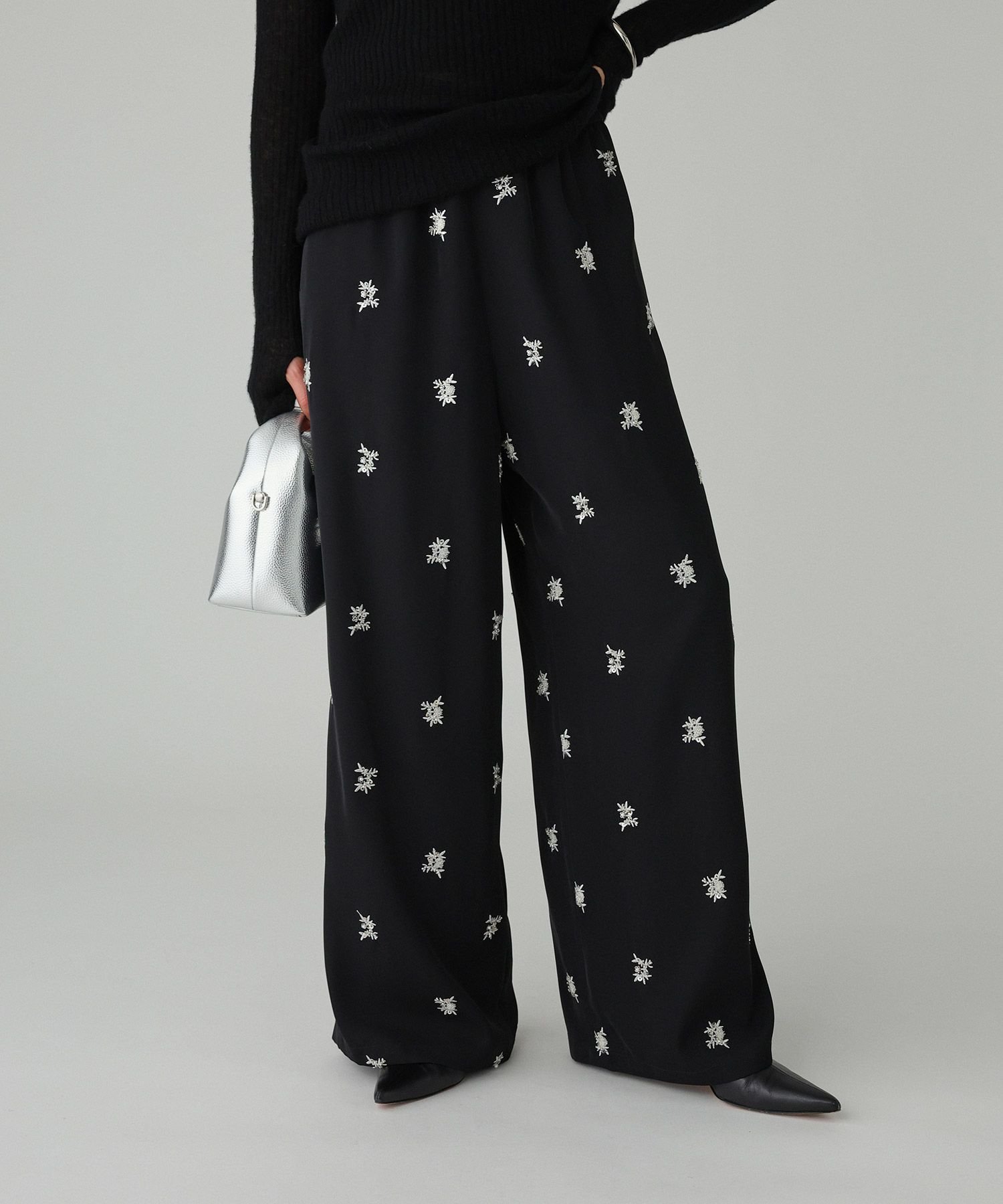 【バビロン/BABYLONE / KIDS】の花刺繍イージーパンツ インテリア・キッズ・メンズ・レディースファッション・服の通販 founy(ファニー) ファッション Fashion キッズファッション Fashion for Kids ボトムス Bottoms コンパクト Compact, Small Size サテン Satin, Glossy Fabric シンプル Simple, Minimal スパンコール Sequins, Sequin Embellishment フラワー Flower, Floral ポケット Pocket, Pocket Detail 冬 Winter / This Winter 再入荷 Restock / Back in Stock おすすめ Recommended / Our Picks ブラック19|ID: prp329100004787504 ipo3291000000034747716