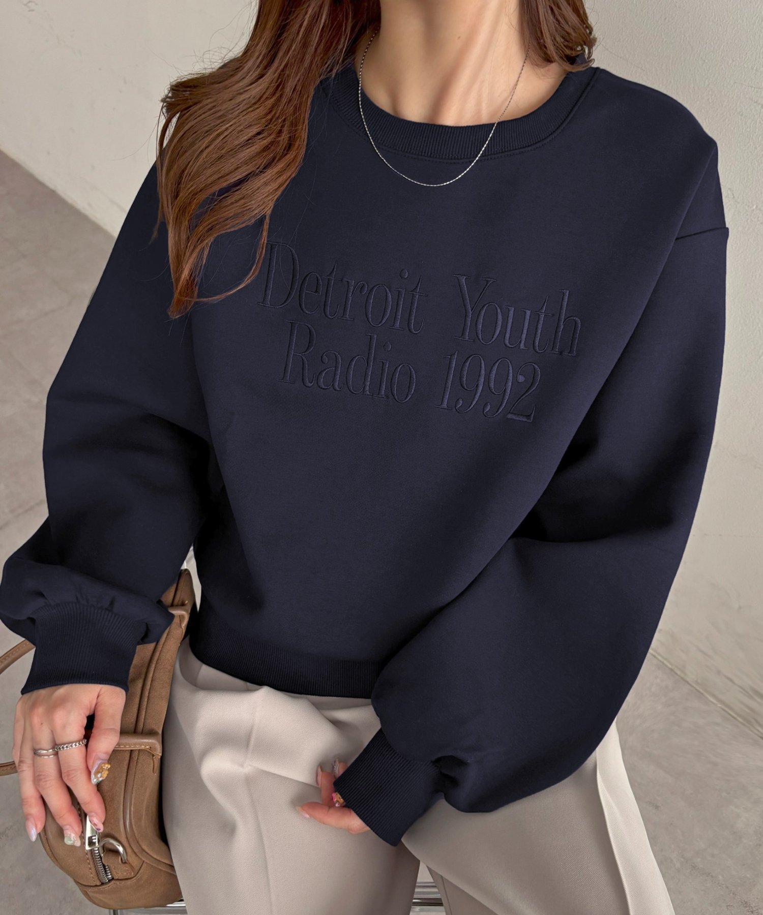 【ディスコート/Discoat】のダンボール刺繍ロゴプルオーバー インテリア・キッズ・メンズ・レディースファッション・服の通販 founy(ファニー) 　ファッション　Fashion　レディースファッション　Fashion for Women　トップス・カットソー　Cut & Sew Tops　カジュアルプルオーバー・ニットトップス　Pullovers & Knit Tops / Casual Pullovers　ショルダー　Shoulder, Shoulder Strap　ドロップ　Drop Shoulder, Dropped Style　リラックス　Relax, Relaxed Fit　ネイビー|ID: prp329100004787603 ipo3291000000034938107