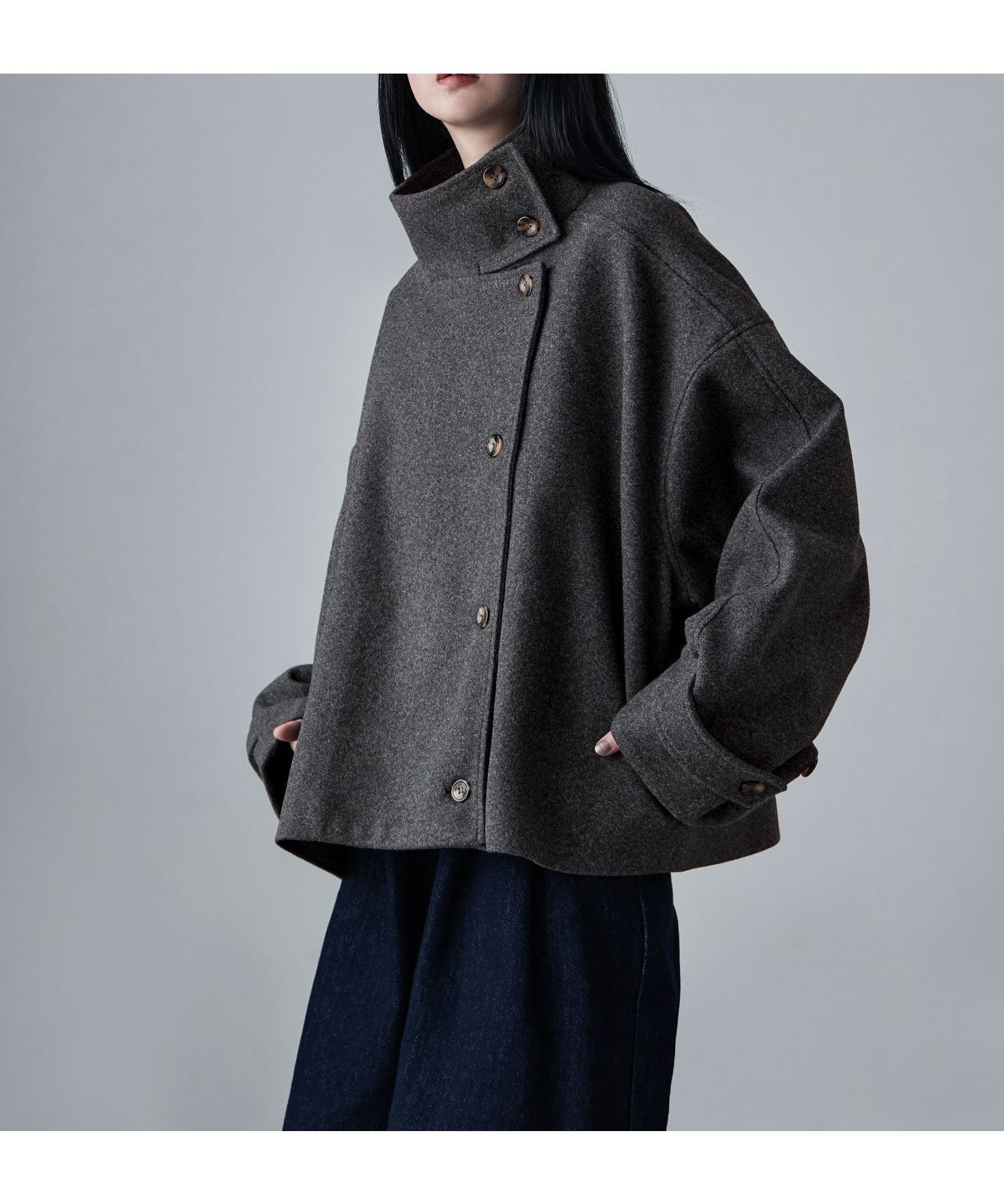 【ビーフラット/bflat】のスタンドカラーショートコート インテリア・キッズ・メンズ・レディースファッション・服の通販 founy(ファニー) ファッション Fashion レディースファッション Fashion for Women アウター Coat / Outerwear Collection コート・ロングコート・ピーコート Long Coats, Peacoats & More クラシカル Classical, Vintage-Inspired ショルダー Shoulder, Shoulder Strap ショート Short, Short Length ジャケット Jacket, Outerwear スウェット / スエット Sweatshirt, Sweatwear スタンド Stand Collar, Upright Stand トレンド Trend, Trending Now ドロップ Drop Shoulder, Dropped Style ポケット Pocket, Pocket Detail ワイド Wide, Wide Fit おすすめ Recommended / Our Picks チャコール|ID: prp329100004787865 ipo3291000000035152905