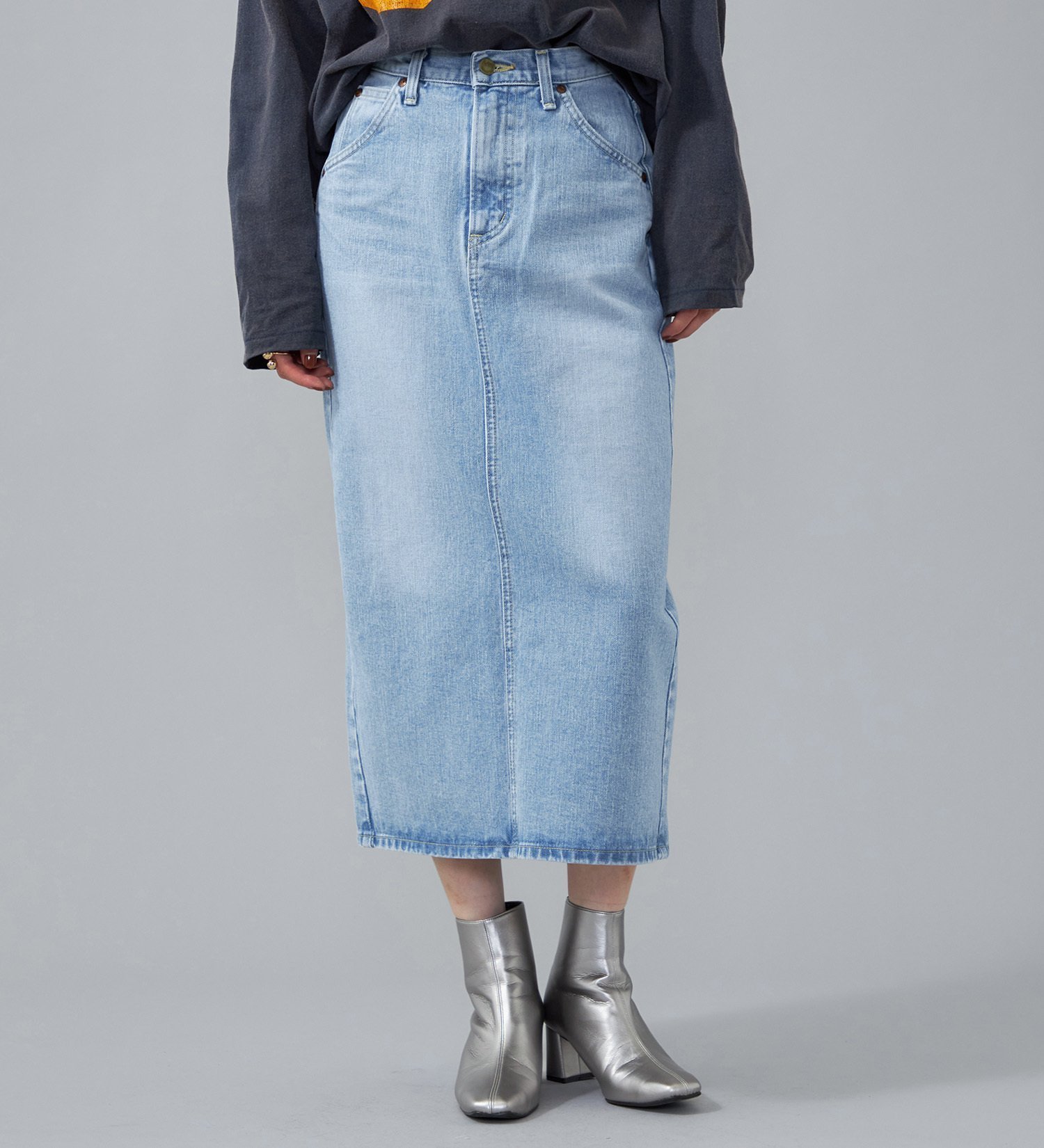 【エドウイン オンライン モール/EDWIN ONLINE MALL】のLee STANDARD WARDROBE スカート セットアップ可【スタイリスト樋口かほり着用】 インテリア・キッズ・メンズ・レディースファッション・服の通販 founy(ファニー) 　ファッション　Fashion　レディースファッション　Fashion for Women　セットアップ　Matching Sets　スカート・ミニ/ミディ/マキシ　Skirts / Mini, Midi & Maxi Skirts　シンプル　Simple, Minimal　スニーカー　Sneakers, Trainers　スリット　Slit, Slit Detail　セットアップ　Set-Up, Coordinated Outfit　デニム　Denim, Jeans Material　ミドル　Middle Length, Mid Height　エレガント 上品　Elegant　淡色ブルー|ID: prp329100004787970 ipo3291000000034998672