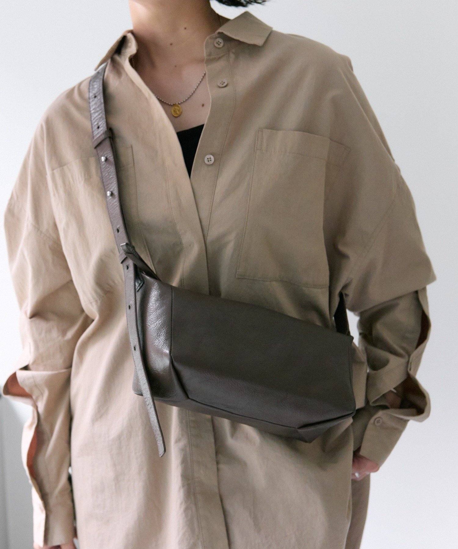 【イア パピヨネ/ear PAPILLONNER】の《本革/ミニマムサイズ/軽量》ボックスショルダーバッグ インテリア・キッズ・メンズ・レディースファッション・服の通販 founy(ファニー) 　ファッション　Fashion　レディースファッション　Fashion for Women　バッグ　Bags　コンパクト　Compact, Small Size　軽量　Lightweight, Ultra Light　ショルダー　Shoulder, Shoulder Strap　シンプル　Simple, Minimal　定番　Standard, Basic Item　フォルム　Silhouette, Form　ボックス　Boxy, Box Shape　ポケット　Pocket, Pocket Detail　おすすめ　Recommended / Our Picks　エレガント 上品　Elegant　ブラウン|ID: prp329100004788487 ipo3291000000034919020