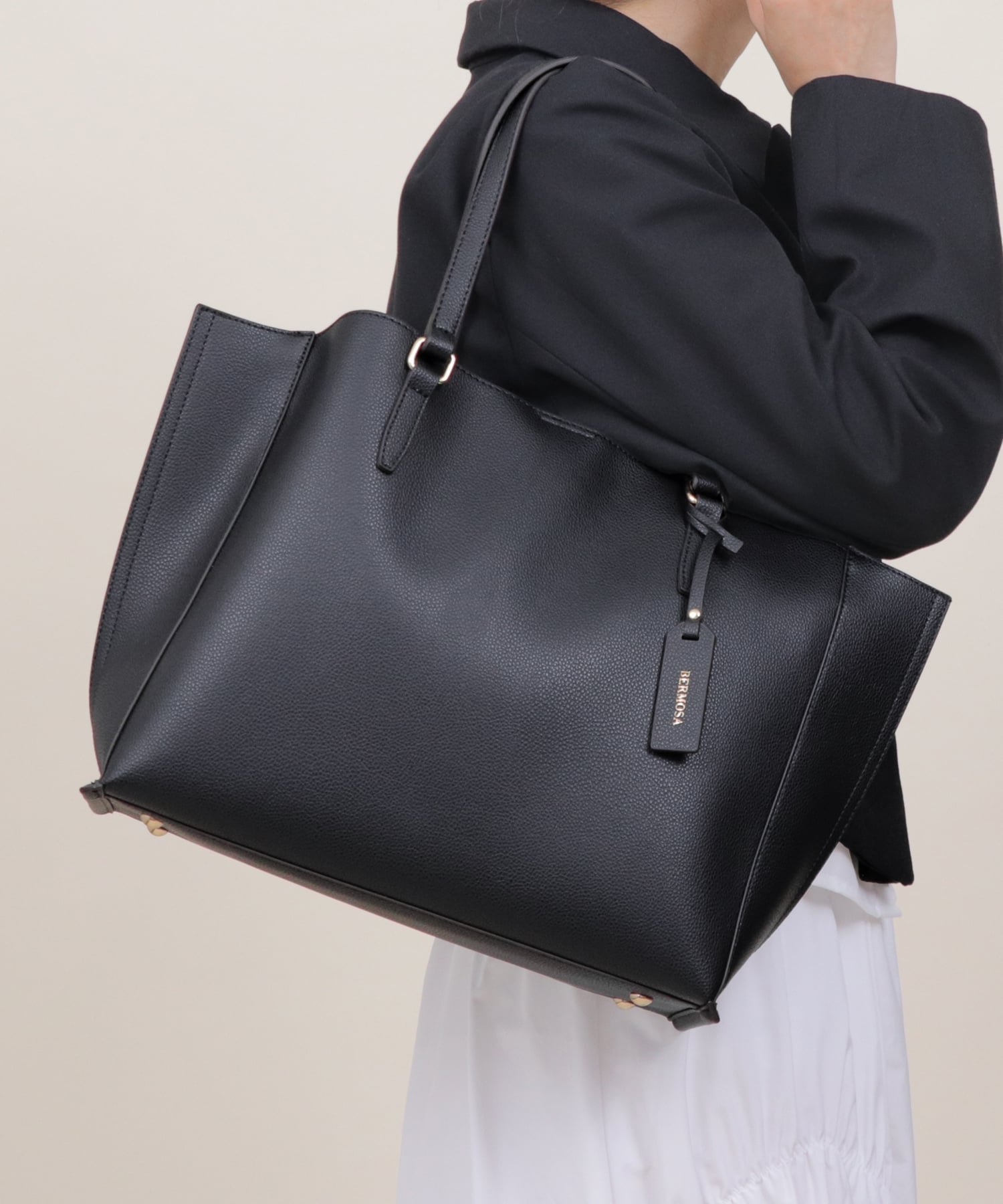 【ユナイテッド ベース/UNITED BASE】の【A4対応】3層タイプ フェイクレザー トートバッグ インテリア・キッズ・メンズ・レディースファッション・服の通販 founy(ファニー) ファッション Fashion レディースファッション Fashion for Women バッグ Bags シンプル Simple, Minimal 財布 Wallet, Purse フェイクレザー Faux Leather, PU Leather ポケット Pocket, Pocket Detail マグネット Magnet, Magnetic Closure おすすめ Recommended / Our Picks ビジネス 仕事 通勤 Business / Work / Commuting ブラック|ID: prp329100004788534 ipo3291000000034878248