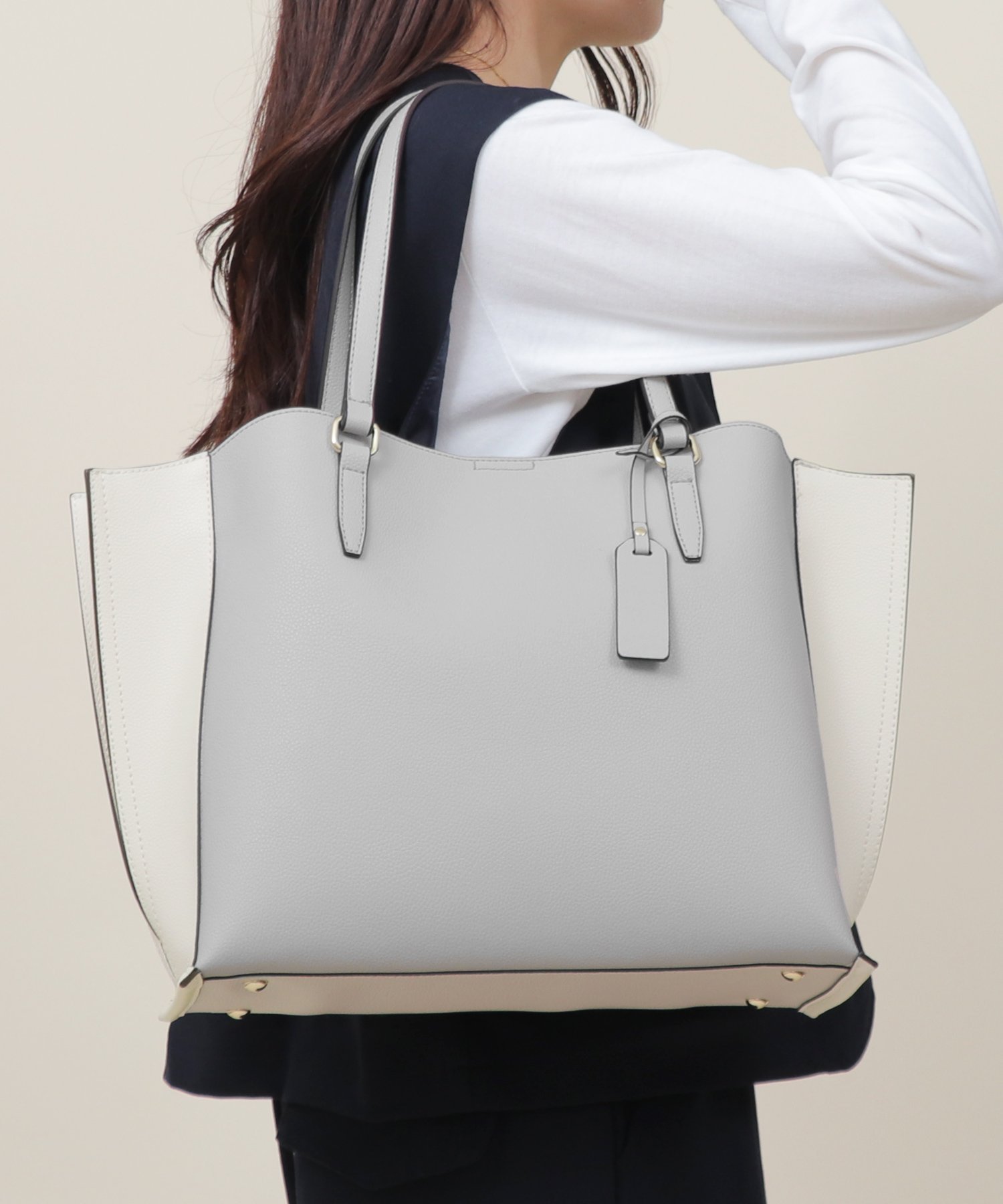 【ユナイテッド ベース/UNITED BASE】の【A4対応】3層タイプ フェイクレザー トートバッグ インテリア・キッズ・メンズ・レディースファッション・服の通販 founy(ファニー) ファッション Fashion レディースファッション Fashion for Women バッグ Bags シンプル Simple, Minimal 財布 Wallet, Purse フェイクレザー Faux Leather, PU Leather ポケット Pocket, Pocket Detail マグネット Magnet, Magnetic Closure おすすめ Recommended / Our Picks ビジネス 仕事 通勤 Business / Work / Commuting グレー×ホワイト|ID: prp329100004788534 ipo3291000000034878253