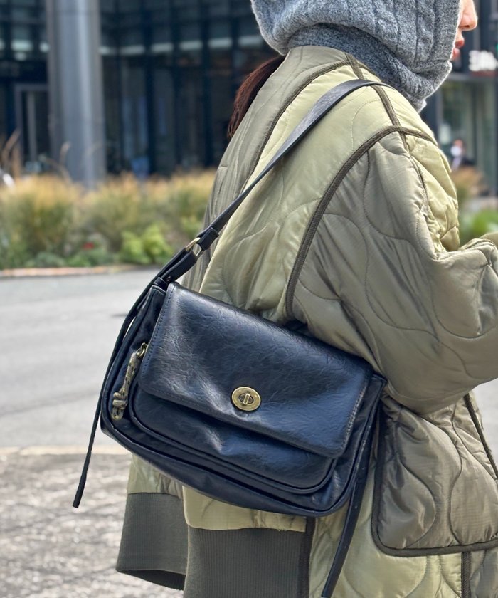 【シーピーシーエム/CPCM】のターンロックダブルベルトレザーバッグ インテリア・キッズ・メンズ・レディースファッション・服の通販 founy(ファニー) https://founy.com/ ファッション Fashion レディースファッション Fashion for Women バッグ Bags ベルト&ウエストマーク Belts & Waist Accessories アクセサリー Fashion Accessories ヴィンテージ Vintage Style クラシカル Classical, Vintage-Inspired コンパクト Compact, Small Size シンプル Simple, Minimal スウェット / スエット Sweatshirt, Sweatwear スニーカー Sneakers, Trainers デニム Denim, Jeans Material 定番 Standard, Basic Item バランス Balance, Style Balance フラップ Flap, Flap Pocket プリーツ Pleats, Pleated ボーダー Border, Stripe 冬 Winter / This Winter エレガント 上品 Elegant |ID: prp329100004788578 ipo3291000000034751979