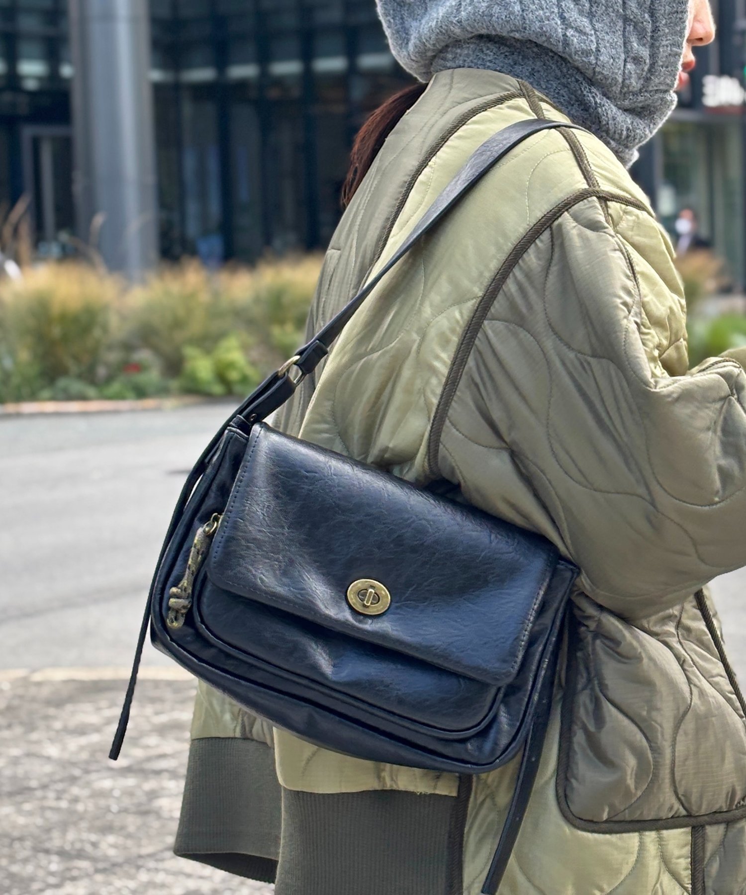 【シーピーシーエム/CPCM】のターンロックダブルベルトレザーバッグ 人気、トレンドファッション・服の通販 founy(ファニー) ファッション Fashion レディースファッション Fashion for Women バッグ Bags ベルト&ウエストマーク Belts & Waist Accessories アクセサリー Fashion Accessories ヴィンテージ Vintage Style クラシカル Classical, Vintage-Inspired コンパクト Compact, Small Size シンプル Simple, Minimal スウェット / スエット Sweatshirt, Sweatwear スニーカー Sneakers, Trainers デニム Denim, Jeans Material 定番 Standard, Basic Item バランス Balance, Style Balance フラップ Flap, Flap Pocket プリーツ Pleats, Pleated ボーダー Border, Stripe 冬 Winter / This Winter エレガント 上品 Elegant other-1|ID: prp329100004788578 ipo3291000000034751979