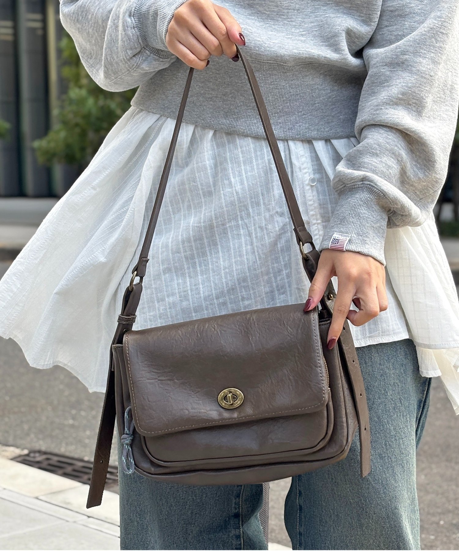 【シーピーシーエム/CPCM】のターンロックダブルベルトレザーバッグ インテリア・キッズ・メンズ・レディースファッション・服の通販 founy(ファニー) ファッション Fashion レディースファッション Fashion for Women バッグ Bags ベルト&ウエストマーク Belts & Waist Accessories アクセサリー Fashion Accessories ヴィンテージ Vintage Style クラシカル Classical, Vintage-Inspired コンパクト Compact, Small Size シンプル Simple, Minimal スウェット / スエット Sweatshirt, Sweatwear スニーカー Sneakers, Trainers デニム Denim, Jeans Material 定番 Standard, Basic Item バランス Balance, Style Balance フラップ Flap, Flap Pocket プリーツ Pleats, Pleated ボーダー Border, Stripe 冬 Winter / This Winter エレガント 上品 Elegant ブラウン|ID: prp329100004788578 ipo3291000000034751981