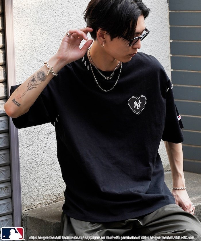 【フリークスストア/FREAK'S STORE】の別注 MLB ハートロゴハンドステッチTシャツ/ユニセックス【限定展開】 25SS インテリア・キッズ・メンズ・レディースファッション・服の通販 founy(ファニー) ファッション Fashion レディースファッション Fashion for Women トップス・カットソー Cut & Sew Tops シャツ・ブラウス・オフィスカジュアル Elegant Blouses & Button-Ups ロングTシャツ・Tシャツ Longline T-Shirts & Tees 2025年 2025 2025春夏・S/S Spring/Summer 2025 SS25 ハンド Hand, Handmade フロント Front, Front Design 別注 Limited Edition, Custom Order 夏 Summer S/S・春夏 SS, Spring/Summer, Warm Season チャコールグレー|ID: prp329100004788603 ipo3291000000034838677