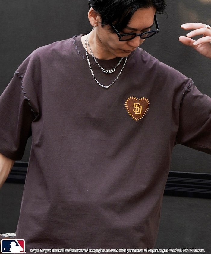 【フリークスストア/FREAK'S STORE】の別注 MLB ハートロゴハンドステッチTシャツ/ユニセックス【限定展開】 25SS インテリア・キッズ・メンズ・レディースファッション・服の通販 founy(ファニー) ファッション Fashion レディースファッション Fashion for Women トップス・カットソー Cut & Sew Tops シャツ・ブラウス・オフィスカジュアル Elegant Blouses & Button-Ups ロングTシャツ・Tシャツ Longline T-Shirts & Tees 2025年 2025 2025春夏・S/S Spring/Summer 2025 SS25 ハンド Hand, Handmade フロント Front, Front Design 別注 Limited Edition, Custom Order 夏 Summer S/S・春夏 SS, Spring/Summer, Warm Season ブラウン|ID: prp329100004788603 ipo3291000000034838680
