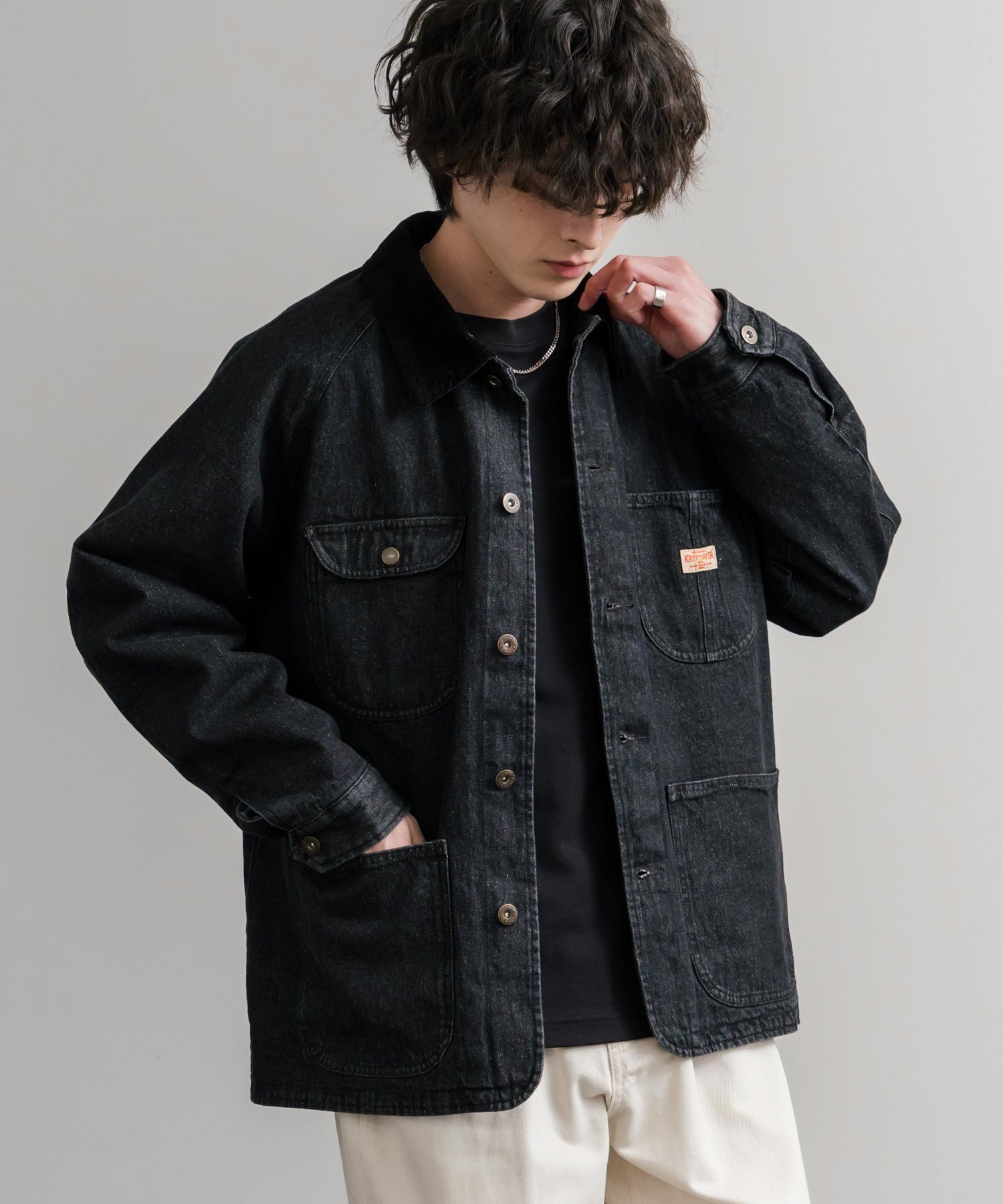 【ロッキーモンロー/Rocky Monroe】のKRIFF MAYER オーバーサイズ裏フリースデニムカバーオール インテリア・キッズ・メンズ・レディースファッション・服の通販 founy(ファニー) 　ファッション　Fashion　レディースファッション　Fashion for Women　アメリカン　American Style　ヴィンテージ　Vintage Style　カットソー　Cut and Sewn Top　カーゴパンツ　Cargo Pants, Utility Pants　コーデュロイ　Corduroy, Cord Fabric　切替　Switching, Contrast Panel　シンプル　Simple, Minimal　スマホ　Smartphone, Mobile Device　スリーブ　Sleeve, Long Sleeve / Short Sleeve　デニム　Denim, Jeans Material　トレンド　Trend, Trending Now　フロント　Front, Front Design　プリント　Print, Printed Pattern　ベーシック　Basic, Essential　ポケット　Pocket, Pocket Detail　防寒　Cold Protection, Winter-Ready　ミックス　Mix, Mixed Style　メンズ　Men's, Menswear　モチーフ　Motif, Design Theme　リラックス　Relax, Relaxed Fit　ルーズ　Loose, Oversized　ワイド　Wide, Wide Fit　ワーク　Workwear, Utility Style　再入荷　Restock / Back in Stock　おすすめ　Recommended / Our Picks　17.チャコール|ID: prp329100004788881 ipo3291000000034903843