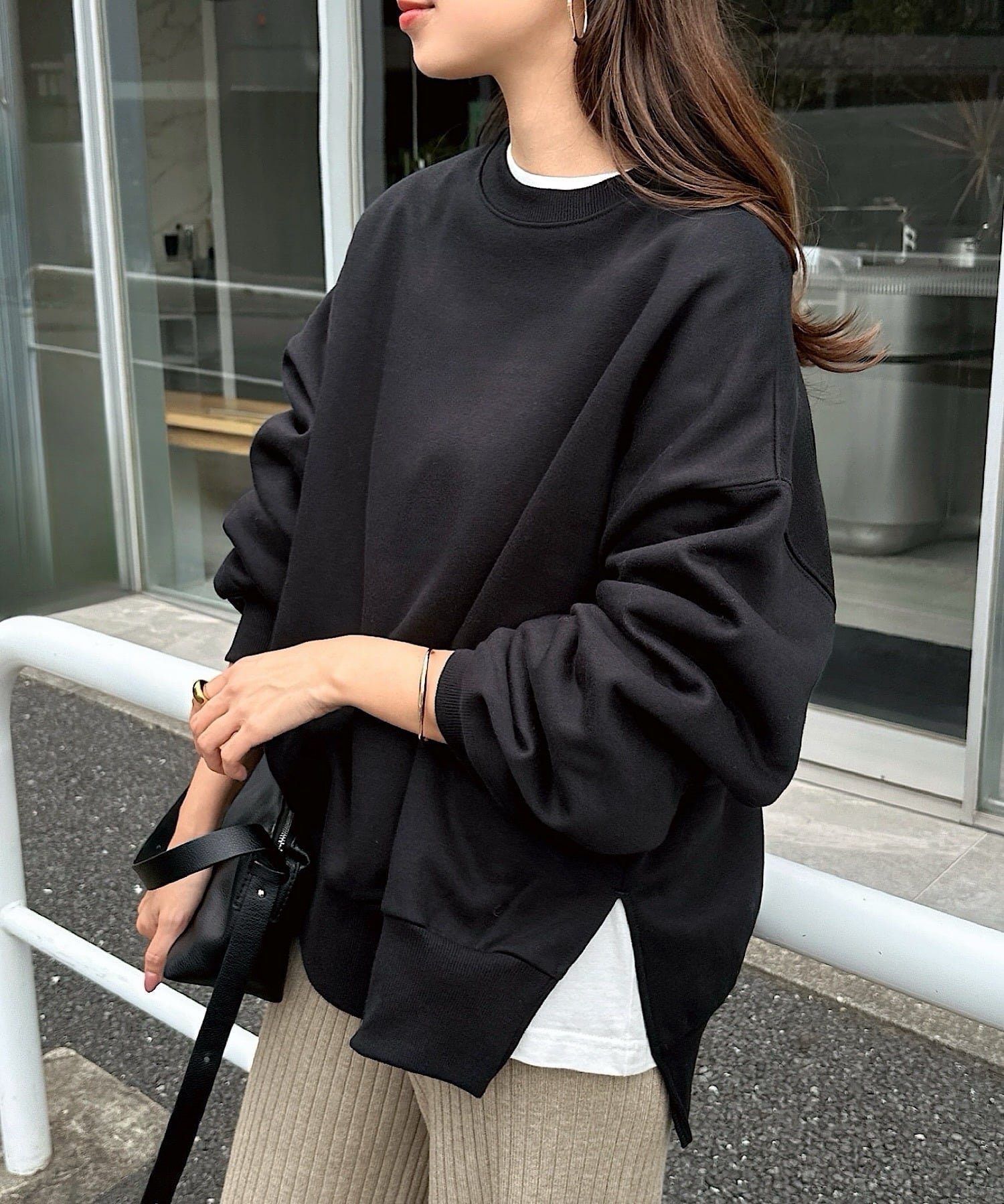 【アンドミー/andme】の裏起毛 オーバーサイズ スウェット トップス 人気、トレンドファッション・服の通販 founy(ファニー) ファッション Fashion レディースファッション Fashion for Women トップス・カットソー Cut & Sew Tops レディースパーカー・カジュアルフーディー Casual Hoodies & Sweatshirts スウェット・クルーネックトップス Sweatshirts & Crewnecks / Relaxed Fit Sweat Tops シンプル Simple, Minimal スウェット / スエット Sweatshirt, Sweatwear スリット Slit, Slit Detail 長袖 Long Sleeve, Full Sleeve ワンポイント One Point, Statement Accent other-1|ID: prp329100004788915 ipo3291000000034753278