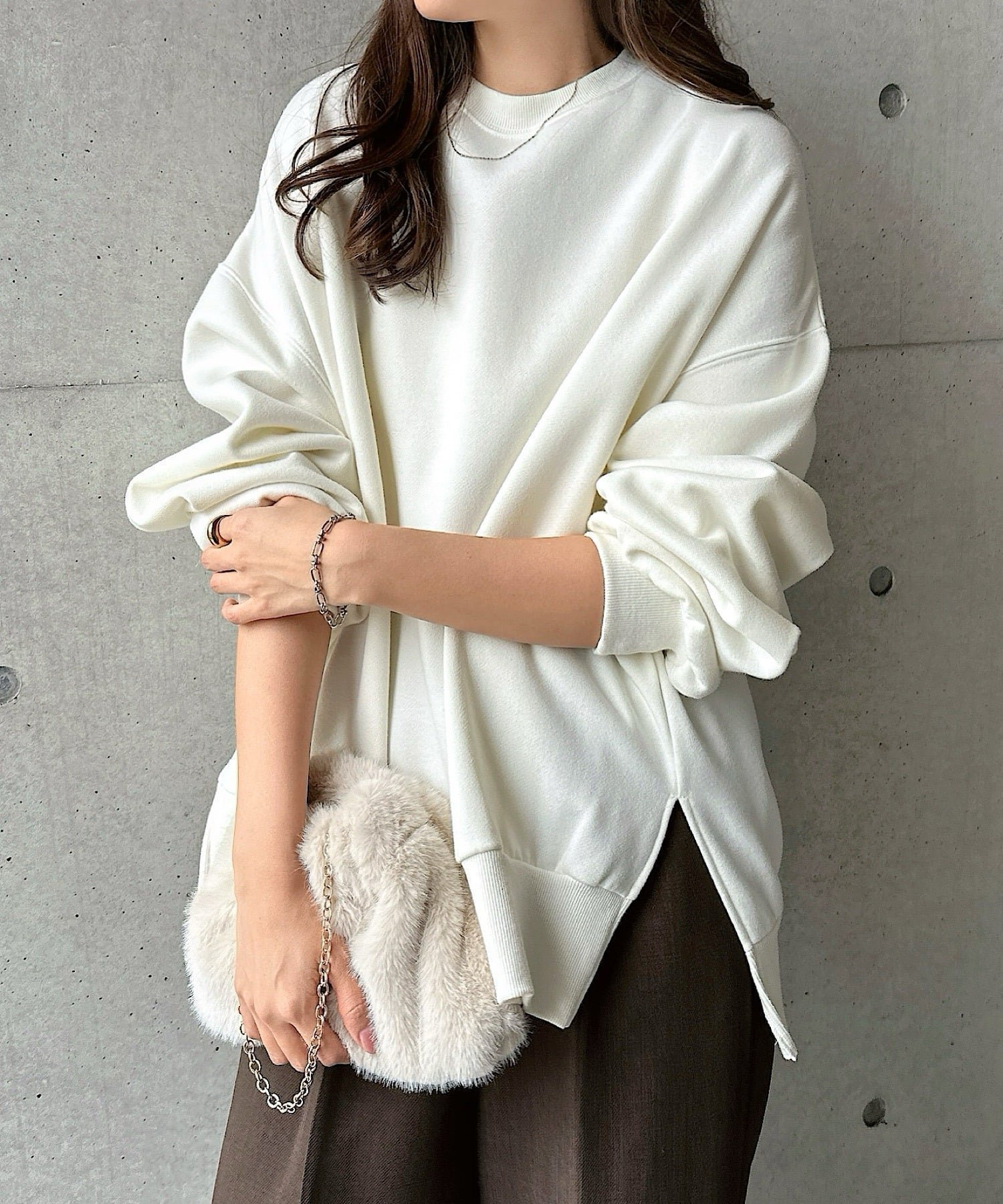 【アンドミー/andme】の裏起毛 オーバーサイズ スウェット トップス インテリア・キッズ・メンズ・レディースファッション・服の通販 founy(ファニー) ファッション Fashion レディースファッション Fashion for Women トップス・カットソー Cut & Sew Tops レディースパーカー・カジュアルフーディー Casual Hoodies & Sweatshirts スウェット・クルーネックトップス Sweatshirts & Crewnecks / Relaxed Fit Sweat Tops シンプル Simple, Minimal スウェット / スエット Sweatshirt, Sweatwear スリット Slit, Slit Detail 長袖 Long Sleeve, Full Sleeve ワンポイント One Point, Statement Accent エクリュ|ID: prp329100004788915 ipo3291000000034753286