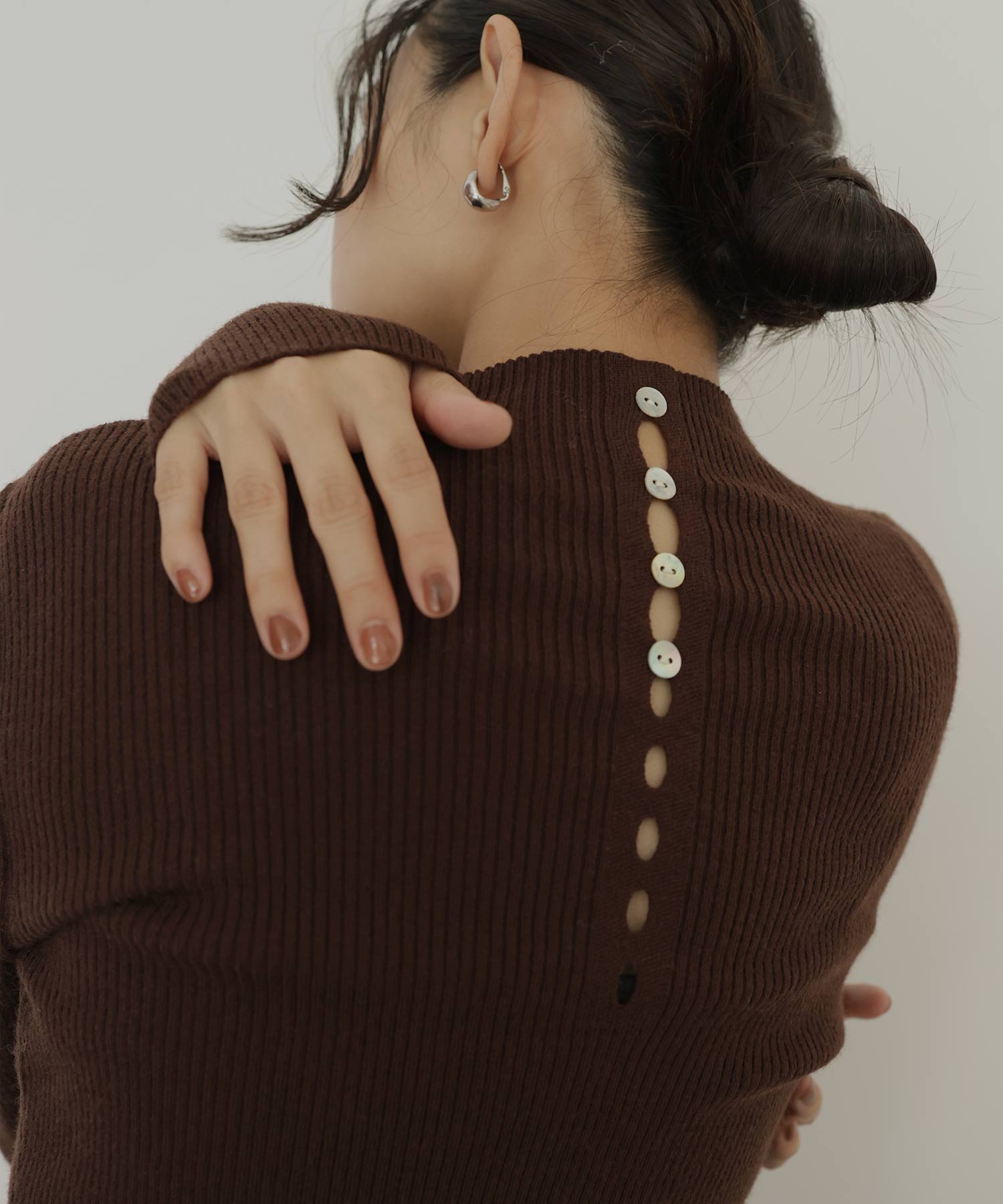 【ヘラム/hellam】のモックネックシェルボタンリブニット インテリア・キッズ・メンズ・レディースファッション・服の通販 founy(ファニー) 　ファッション　Fashion　レディースファッション　Fashion for Women　トップス・カットソー　Cut & Sew Tops　ニット　Knit Tops & Sweaters　シンプル　Simple, Minimal　リブニット　Rib Knit, Ribbed Knit　ブラウン|ID: prp329100004788960 ipo3291000000034881946