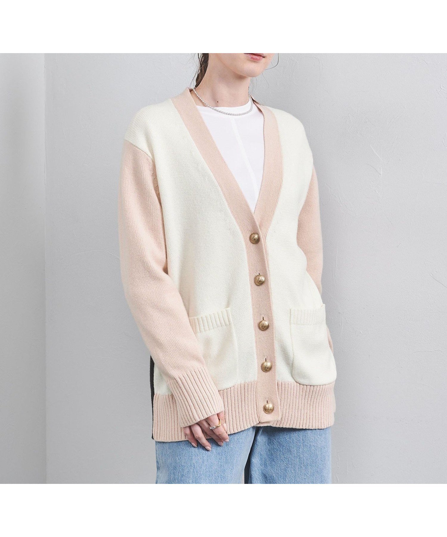 【ユナイテッドアローズ/UNITED ARROWS】のメタルボタン Vネック ニットカーディガン インテリア・キッズ・メンズ・レディースファッション・服の通販 founy(ファニー) 　ファッション　Fashion　レディースファッション　Fashion for Women　トップス・カットソー　Cut & Sew Tops　ニット　Knit Tops & Sweaters　カーディガン・羽織り　Layered Style Cardigans　Vネックトップス　V-Neck Tops / V-Cut Neckline Shirts　イエロー　Yellow　イタリア　Italy　カーディガン　Cardigan, Knitwear　フリル　Frill, Ruffle　ポケット　Pocket, Pocket Detail　メタル　Metal, Metal Parts　リラックス　Relax, Relaxed Fit　アウトレット　Outlet / Clearance　おすすめ　Recommended / Our Picks　OFF WHITE|ID: prp329100004789008 ipo3291000000034753685