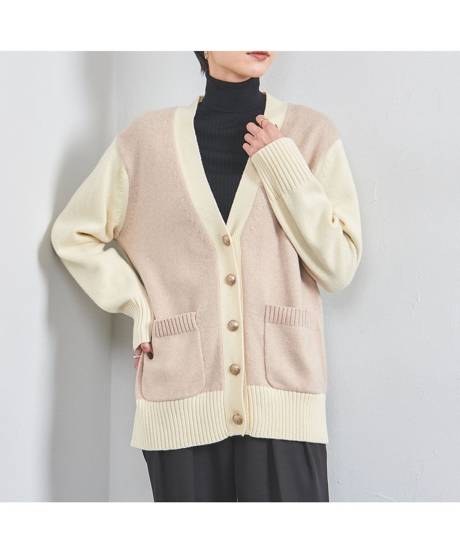 【ユナイテッドアローズ/UNITED ARROWS】のメタルボタン Vネック ニットカーディガン インテリア・キッズ・メンズ・レディースファッション・服の通販 founy(ファニー) 　ファッション　Fashion　レディースファッション　Fashion for Women　トップス・カットソー　Cut & Sew Tops　ニット　Knit Tops & Sweaters　カーディガン・羽織り　Layered Style Cardigans　Vネックトップス　V-Neck Tops / V-Cut Neckline Shirts　イエロー　Yellow　イタリア　Italy　カーディガン　Cardigan, Knitwear　フリル　Frill, Ruffle　ポケット　Pocket, Pocket Detail　メタル　Metal, Metal Parts　リラックス　Relax, Relaxed Fit　アウトレット　Outlet / Clearance　おすすめ　Recommended / Our Picks　BEIGE|ID: prp329100004789008 ipo3291000000034753687