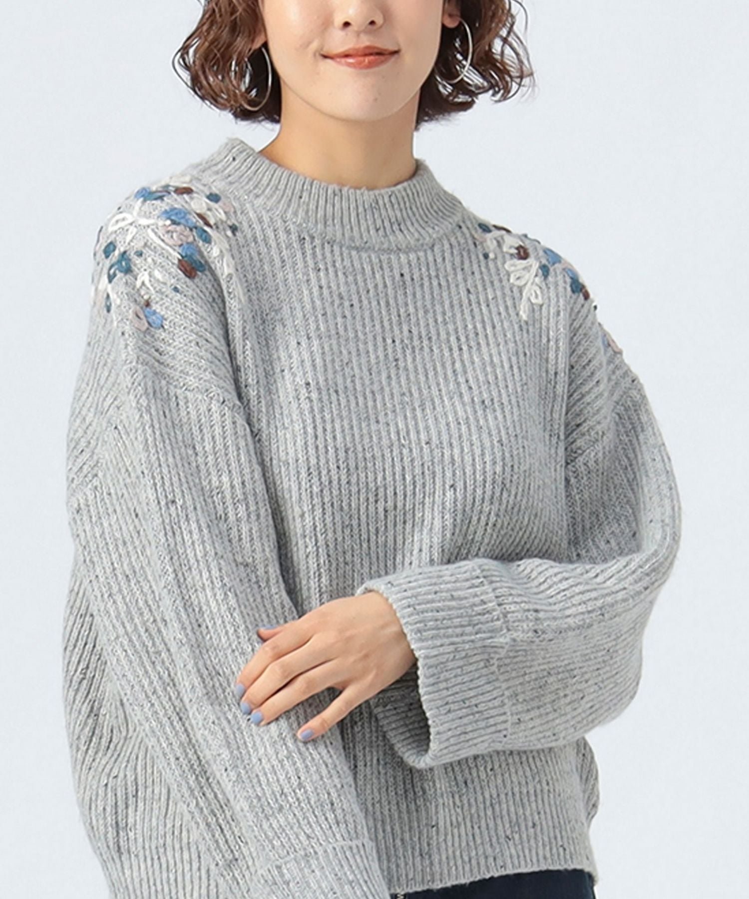 【ビームス ハート/BEAMS HEART】のフラワー ハンド刺繍 ニット インテリア・キッズ・メンズ・レディースファッション・服の通販 founy(ファニー) ファッション Fashion レディースファッション Fashion for Women トップス・カットソー Cut & Sew Tops ニット Knit Tops & Sweaters おすすめ Recommended / Our Picks シューズ Shoes, Footwear シンプル Simple, Minimal デニム Denim, Jeans Material ハンド Hand, Handmade バランス Balance, Style Balance バレエ Ballet, Ballet Style フィット Fit, Slim Fit フラワー Flower, Floral エレガント 上品 Elegant 手編み Hand-Knitted, Handmade Knit LIGHT GREY|ID: prp329100004789302 ipo3291000000034882161