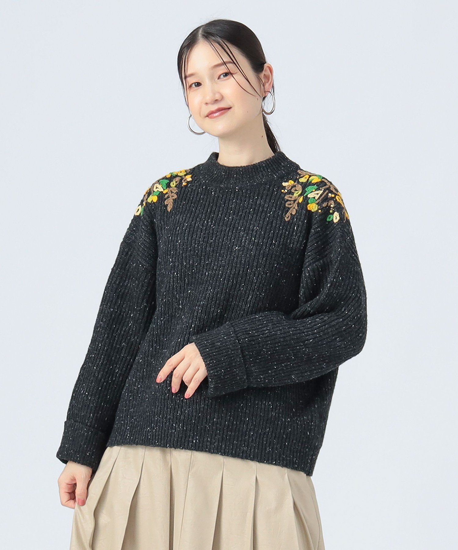 【ビームス ハート/BEAMS HEART】のフラワー ハンド刺繍 ニット インテリア・キッズ・メンズ・レディースファッション・服の通販 founy(ファニー) ファッション Fashion レディースファッション Fashion for Women トップス・カットソー Cut & Sew Tops ニット Knit Tops & Sweaters おすすめ Recommended / Our Picks シューズ Shoes, Footwear シンプル Simple, Minimal デニム Denim, Jeans Material ハンド Hand, Handmade バランス Balance, Style Balance バレエ Ballet, Ballet Style フィット Fit, Slim Fit フラワー Flower, Floral エレガント 上品 Elegant 手編み Hand-Knitted, Handmade Knit CHARCOAL|ID: prp329100004789302 ipo3291000000034882162