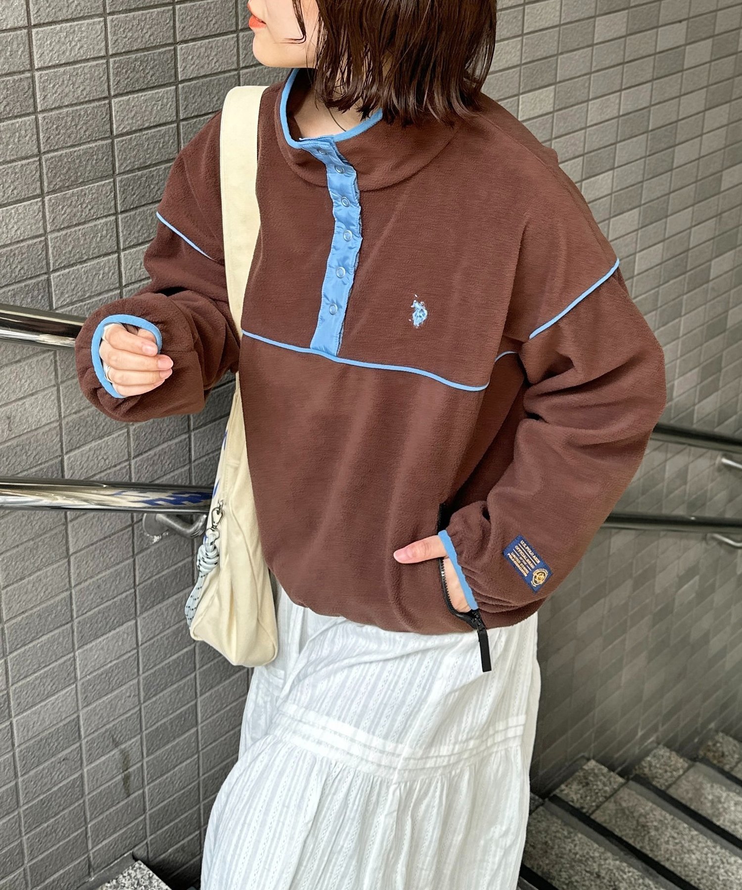 【シーピーシーエム/CPCM】の【U.S. POLO ASSN.】フリースプルオーバー インテリア・キッズ・メンズ・レディースファッション・服の通販 founy(ファニー) 　ファッション　Fashion　レディースファッション　Fashion for Women　トップス・カットソー　Cut & Sew Tops　カジュアルプルオーバー・ニットトップス　Pullovers & Knit Tops / Casual Pullovers　イタリア　Italy　秋　Autumn　腕時計　Wristwatch　コレクション　Collection, Seasonal Line　デニム　Denim, Jeans Material　ドローコード　Drawcord, Drawstring Cord　ポケット　Pocket, Pocket Detail　ミックス　Mix, Mixed Style　メンズ　Men's, Menswear　リラックス　Relax, Relaxed Fit　ロング　Long, Long-Length　ブラウン|ID: prp329100004789813 ipo3291000000034759197