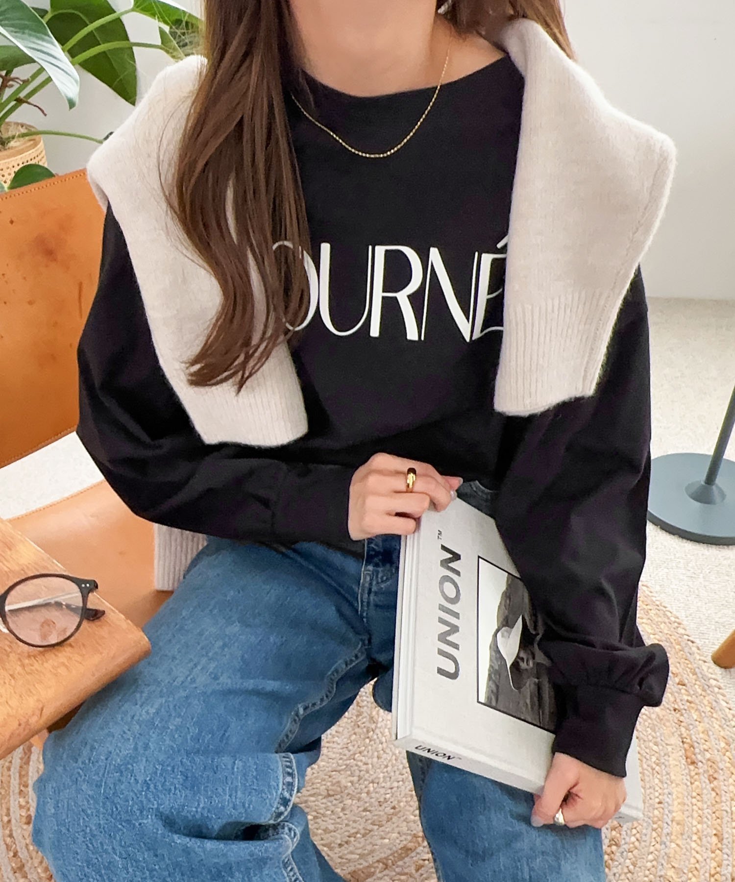 【アンドミー/andme】のフロッキー ロゴプリント ボリューム袖 長袖Tシャツ インテリア・キッズ・メンズ・レディースファッション・服の通販 founy(ファニー) 　ファッション　Fashion　レディースファッション　Fashion for Women　トップス・カットソー　Cut & Sew Tops　シャツ・ブラウス・オフィスカジュアル　Elegant Blouses & Button-Ups　ロングTシャツ・Tシャツ　Longline T-Shirts & Tees　ショルダー　Shoulder, Shoulder Strap　トレンド　Trend, Trending Now　ドロップ　Drop Shoulder, Dropped Style　長袖　Long Sleeve, Full Sleeve　バランス　Balance, Style Balance　フェルト　Felt, Felt Fabric　プリント　Print, Printed Pattern　ベーシック　Basic, Essential　ボーダー　Border, Stripe　無地　Plain, Solid Color　おすすめ　Recommended / Our Picks　ブラック|ID: prp329100004789875 ipo3291000000034759491