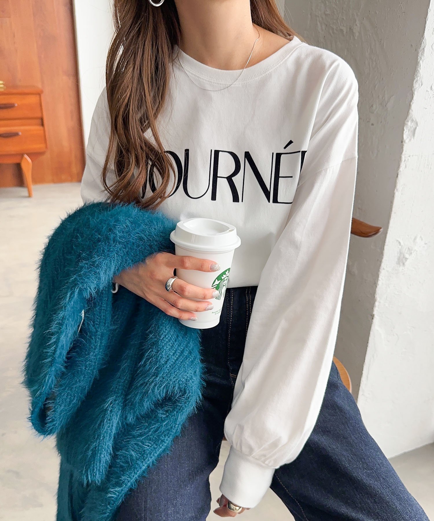 【アンドミー/andme】のフロッキー ロゴプリント ボリューム袖 長袖Tシャツ インテリア・キッズ・メンズ・レディースファッション・服の通販 founy(ファニー) 　ファッション　Fashion　レディースファッション　Fashion for Women　トップス・カットソー　Cut & Sew Tops　シャツ・ブラウス・オフィスカジュアル　Elegant Blouses & Button-Ups　ロングTシャツ・Tシャツ　Longline T-Shirts & Tees　ショルダー　Shoulder, Shoulder Strap　トレンド　Trend, Trending Now　ドロップ　Drop Shoulder, Dropped Style　長袖　Long Sleeve, Full Sleeve　バランス　Balance, Style Balance　フェルト　Felt, Felt Fabric　プリント　Print, Printed Pattern　ベーシック　Basic, Essential　ボーダー　Border, Stripe　無地　Plain, Solid Color　おすすめ　Recommended / Our Picks　オフホワイト|ID: prp329100004789875 ipo3291000000034759494