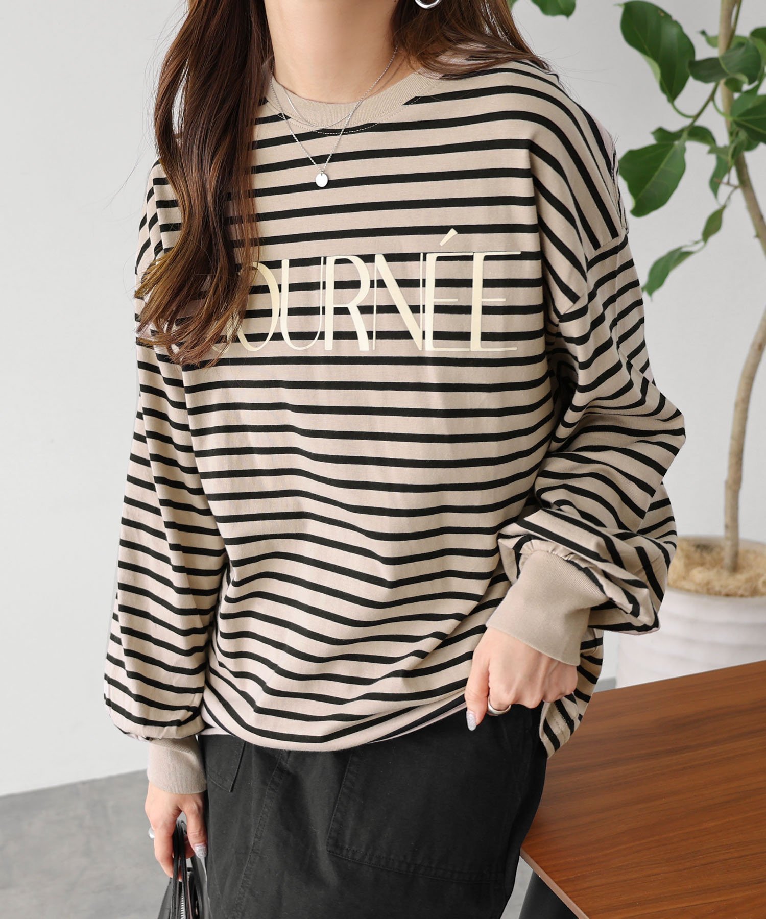 【アンドミー/andme】のフロッキー ロゴプリント ボリューム袖 長袖Tシャツ インテリア・キッズ・メンズ・レディースファッション・服の通販 founy(ファニー) 　ファッション　Fashion　レディースファッション　Fashion for Women　トップス・カットソー　Cut & Sew Tops　シャツ・ブラウス・オフィスカジュアル　Elegant Blouses & Button-Ups　ロングTシャツ・Tシャツ　Longline T-Shirts & Tees　ショルダー　Shoulder, Shoulder Strap　トレンド　Trend, Trending Now　ドロップ　Drop Shoulder, Dropped Style　長袖　Long Sleeve, Full Sleeve　バランス　Balance, Style Balance　フェルト　Felt, Felt Fabric　プリント　Print, Printed Pattern　ベーシック　Basic, Essential　ボーダー　Border, Stripe　無地　Plain, Solid Color　おすすめ　Recommended / Our Picks　グレージュ×ブラック|ID: prp329100004789875 ipo3291000000034759496