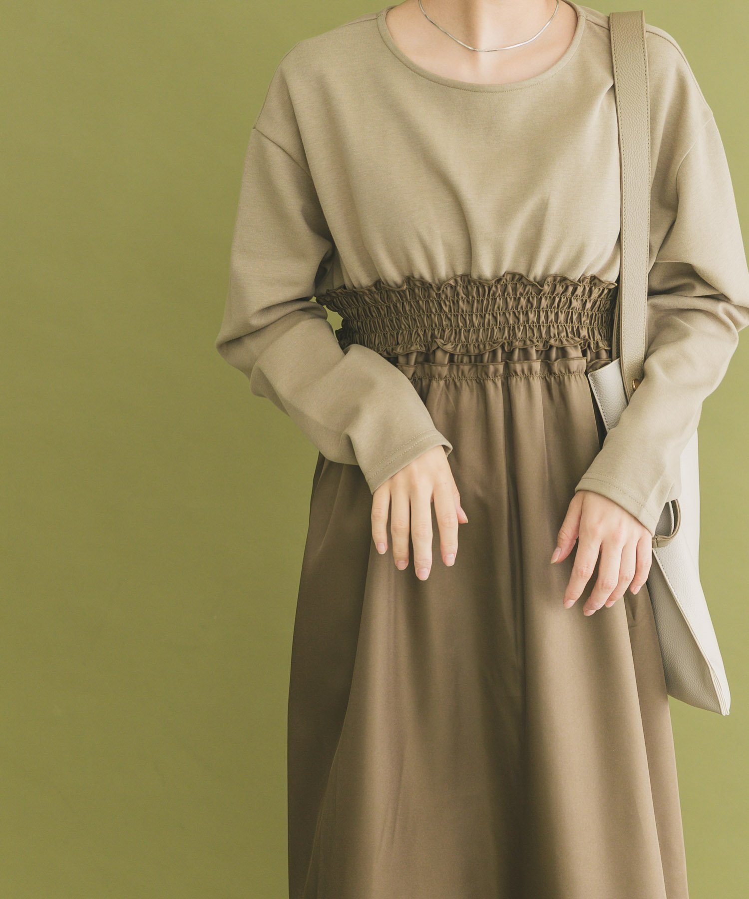 【アイテムズアーバンリサーチ/ITEMS URBAN RESEARCH】のシャーリングドッキングワンピース インテリア・キッズ・メンズ・レディースファッション・服の通販 founy(ファニー) ファッション Fashion レディースファッション Fashion for Women ワンピース Dresses 2025年 2025 2025春夏・S/S Spring/Summer 2025 SS25 シャーリング Shirring, Ruched ドッキング Docking, Mixed Material 夏 Summer S/S・春夏 SS, Spring/Summer, Warm Season 秋 Autumn 羽織 Haori, Light Jacket KHK|ID: prp329100004790275 ipo3291000000034884245