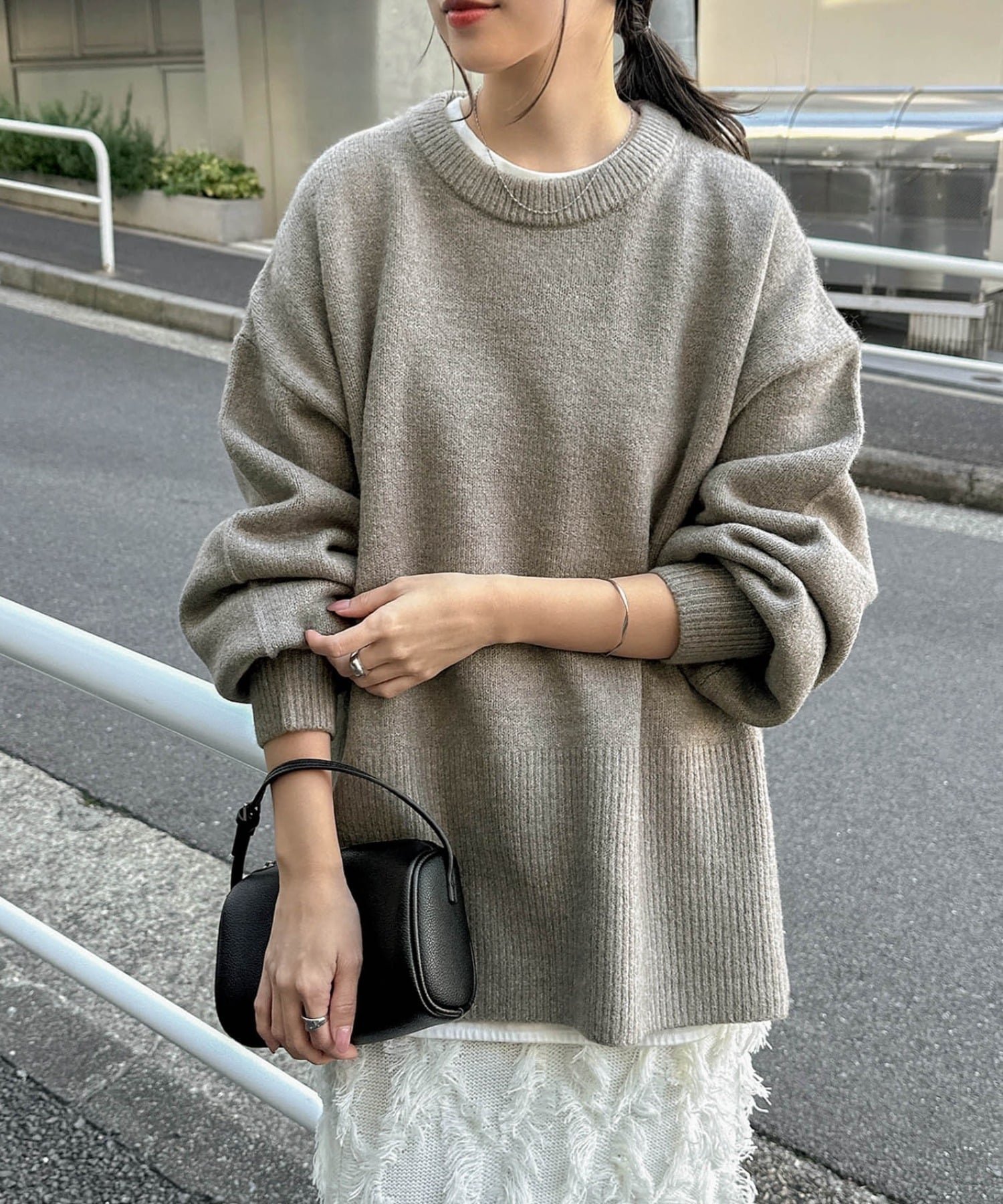 【アンドミー/andme】の天竺編み ボックスシルエット 長袖 ニットトップス インテリア・キッズ・メンズ・レディースファッション・服の通販 founy(ファニー) ファッション Fashion レディースファッション Fashion for Women トップス・カットソー Cut & Sew Tops ニット Knit Tops & Sweaters アクリル Acrylic Material シンプル Simple, Minimal スリット Slit, Slit Detail トレンド Trend, Trending Now 長袖 Long Sleeve, Full Sleeve ボックス Boxy, Box Shape おすすめ Recommended / Our Picks グレー|ID: prp329100004790301 ipo3291000000034761243