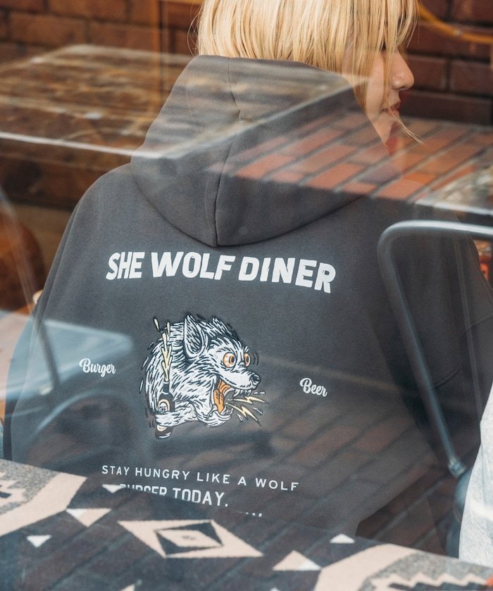 【フリークスストア/FREAK'S STORE】のSHE WOLF DINER×FREAK S STORE/シーウルフダイナー 別注 ビッグシルエット バック刺繍 パーカー/WOLF 【限定展開】 25AW インテリア・キッズ・メンズ・レディースファッション・服の通販 founy(ファニー) 　ファッション　Fashion　レディースファッション　Fashion for Women　トップス・カットソー　Cut & Sew Tops　レディースパーカー・カジュアルフーディー　Casual Hoodies & Sweatshirts　バッグ　Bags　インナー　Innerwear　ヴィンテージ　Vintage Style　カーゴパンツ　Cargo Pants, Utility Pants　グラフィック　Graphic, Graphic Design　コラボ　Collaboration, Collab　シンプル　Simple, Minimal　スラックス　Slacks, Dress Pants　デニム　Denim, Jeans Material　トレンド　Trend, Trending Now　定番　Standard, Basic Item　人気　Popular, Best Seller　パーカー　Hoodie, Parka　ビッグ　Big, Oversized　フロント　Front, Front Design　プリント　Print, Printed Pattern　ボトム　Bottoms, Lower Wear　別注　Limited Edition, Custom Order　ワイド　Wide, Wide Fit　ワンポイント　One Point, Statement Accent　A/W・秋冬　Autumn/Winter　冬　Winter / This Winter　おすすめ　Recommended / Our Picks　2025年　2025　2025-2026秋冬・A/W　Autumn/Winter 2025–26 AW25–26　チャコールグレー|ID: prp329100004790467 ipo3291000000034762010