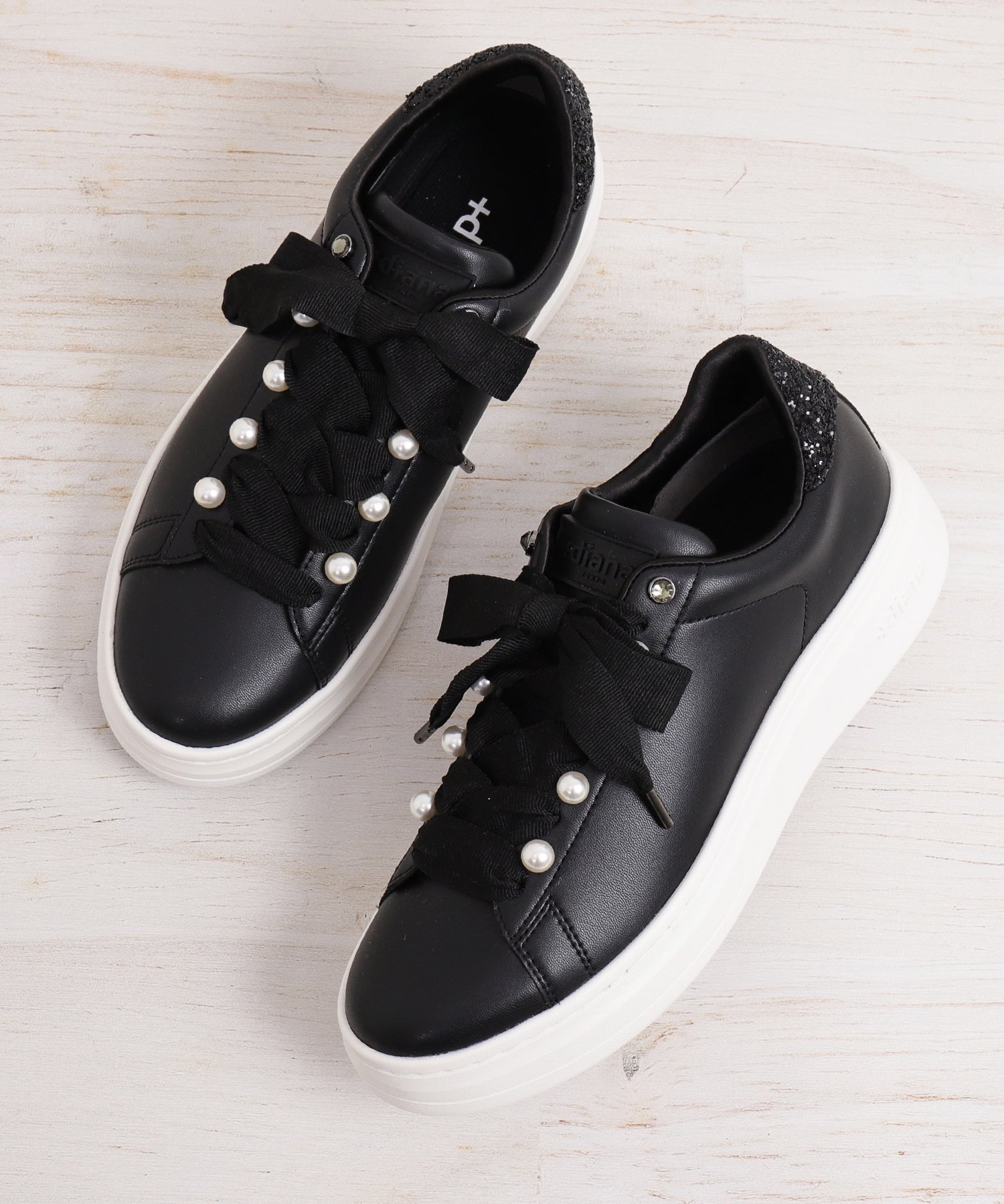 【プラスダイアナ/plus diana】のパールビジュー付きリボンスニーカー インテリア・キッズ・メンズ・レディースファッション・服の通販 founy(ファニー) ファッション Fashion レディースファッション Fashion for Women インソール Shoe Insole クッション Cushion, Throw Pillow コンパクト Compact, Small Size 軽量 Lightweight, Ultra Light シェイプ Shape, Slim Fit シューズ Shoes, Footwear スニーカー Sneakers, Trainers スマート Smart, Elegant バランス Balance, Style Balance パール Pearl, Pearl Accent フィット Fit, Slim Fit フェミニン Feminine, Girly リボン Ribbon, Bow 再入荷 Restock / Back in Stock 新作・新入荷 New Arrivals / New In 黒人工スムース|ID: prp329100004790489 ipo3291000000034834860