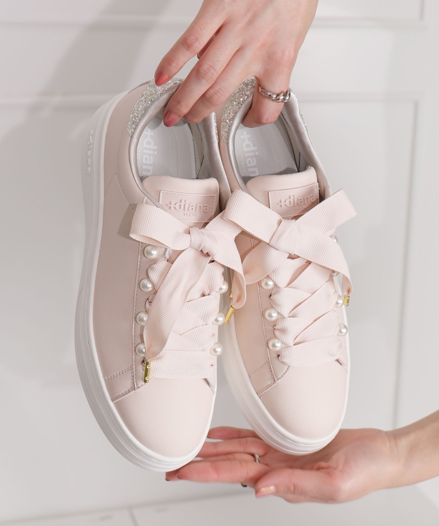 【プラスダイアナ/plus diana】のパールビジュー付きリボンスニーカー インテリア・キッズ・メンズ・レディースファッション・服の通販 founy(ファニー) ファッション Fashion レディースファッション Fashion for Women インソール Shoe Insole クッション Cushion, Throw Pillow コンパクト Compact, Small Size 軽量 Lightweight, Ultra Light シェイプ Shape, Slim Fit シューズ Shoes, Footwear スニーカー Sneakers, Trainers スマート Smart, Elegant バランス Balance, Style Balance パール Pearl, Pearl Accent フィット Fit, Slim Fit フェミニン Feminine, Girly リボン Ribbon, Bow 再入荷 Restock / Back in Stock 新作・新入荷 New Arrivals / New In ピンク人工スムース|ID: prp329100004790489 ipo3291000000034834862