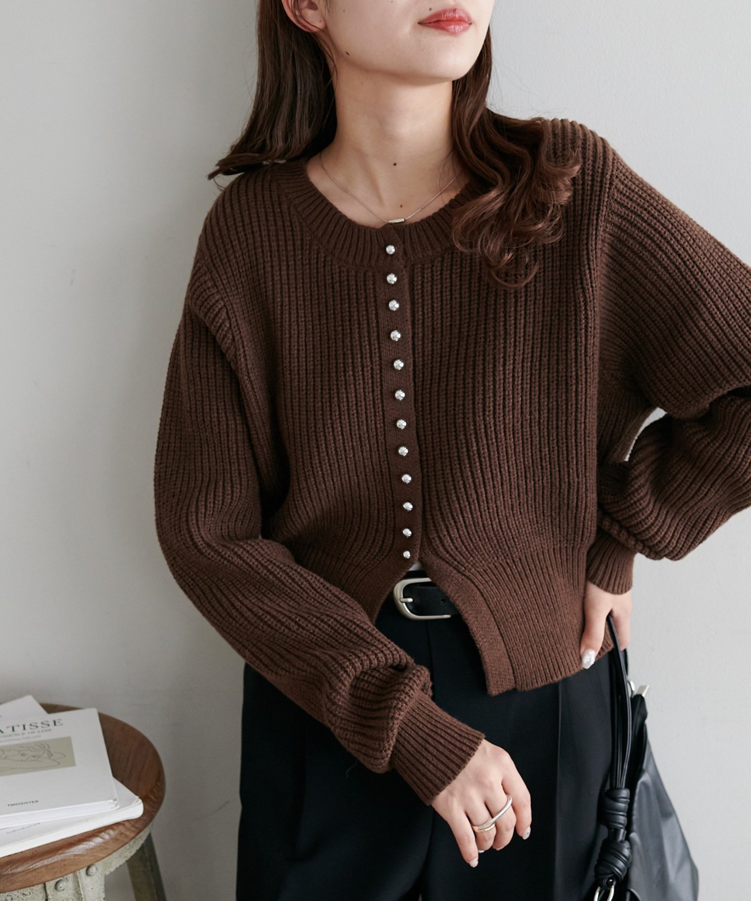 【ディスコート/Discoat】の【WEB限定】多ボタンニットカーデ インテリア・キッズ・メンズ・レディースファッション・服の通販 founy(ファニー) 　ファッション　Fashion　レディースファッション　Fashion for Women　トップス・カットソー　Cut & Sew Tops　ニット　Knit Tops & Sweaters　おすすめ　Recommended / Our Picks　カーディガン　Cardigan, Knitwear　キャミソール　Camisole, Spaghetti Strap Top　キャミワンピース　Cami Dress, Slip Dress　コンパクト　Compact, Small Size　シルバー　Silver, Metallic Silver　バランス　Balance, Style Balance　フロント　Front, Front Design　ベロア　Velour, Soft Velvet　吸水　Absorbent, Quick-Dry　ブラウン|ID: prp329100004790622 ipo3291000000035190054