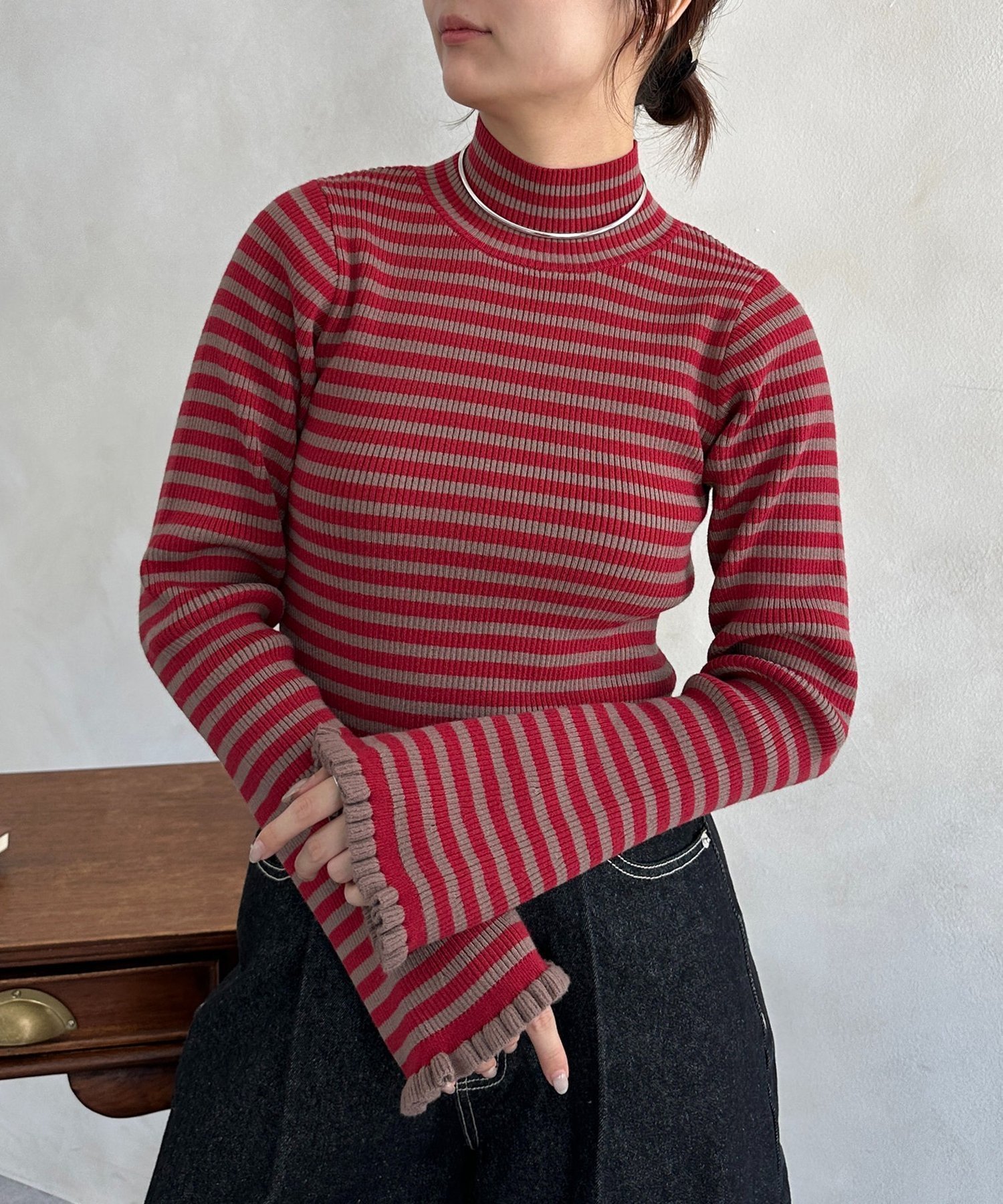 【ゼヴォン/Thevon】の袖フリルフレアスリーブハイネックニット インテリア・キッズ・メンズ・レディースファッション・服の通販 founy(ファニー) 　ファッション　Fashion　レディースファッション　Fashion for Women　トップス・カットソー　Cut & Sew Tops　ニット　Knit Tops & Sweaters　秋　Autumn　ショート　Short, Short Length　スリーブ　Sleeve, Long Sleeve / Short Sleeve　ダウン　Down, Puffer　デニム　Denim, Jeans Material　ネックレス　Necklace, Pendant Necklace　ハイネック　High Neck, Mock Neck　バランス　Balance, Style Balance　フリル　Frill, Ruffle　フレア　Flare, Flared　マーメイド　Mermaid, Fishtail Silhouette　冬　Winter / This Winter　再入荷　Restock / Back in Stock　おすすめ　Recommended / Our Picks　エレガント 上品　Elegant　2025年　2025　2025-2026秋冬・A/W　Autumn/Winter 2025–26 AW25–26　レッド|ID: prp329100004790653 ipo3291000000034762798