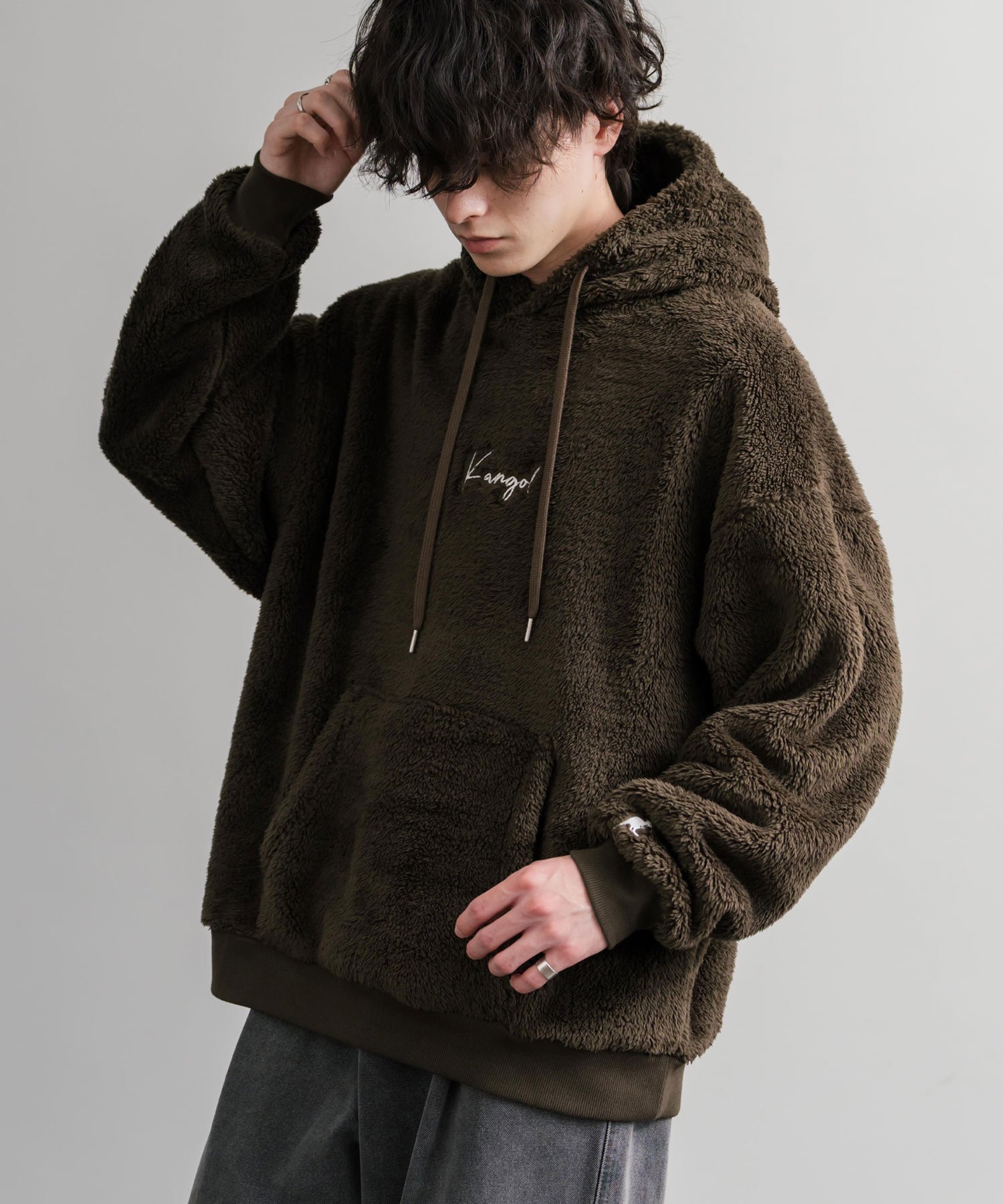 【ロッキーモンロー/Rocky Monroe】のKANGOL ロゴ刺繍シャギーボアフリースプルオーバーパーカー インテリア・キッズ・メンズ・レディースファッション・服の通販 founy(ファニー) 　ファッション　Fashion　レディースファッション　Fashion for Women　トップス・カットソー　Cut & Sew Tops　レディースパーカー・カジュアルフーディー　Casual Hoodies & Sweatshirts　カジュアルプルオーバー・ニットトップス　Pullovers & Knit Tops / Casual Pullovers　インナー　Innerwear　切替　Switching, Contrast Panel　シンプル　Simple, Minimal　スラックス　Slacks, Dress Pants　トレンド　Trend, Trending Now　ドローコード　Drawcord, Drawstring Cord　定番　Standard, Basic Item　人気　Popular, Best Seller　バランス　Balance, Style Balance　プレーン　Plain, Simple　ポケット　Pocket, Pocket Detail　別注　Limited Edition, Custom Order　ミックス　Mix, Mixed Style　メンズ　Men's, Menswear　リラックス　Relax, Relaxed Fit　ワイド　Wide, Wide Fit　ワンポイント　One Point, Statement Accent　再入荷　Restock / Back in Stock　おすすめ　Recommended / Our Picks　エレガント 上品　Elegant　ブラウン|ID: prp329100004790657 ipo3291000000034950028