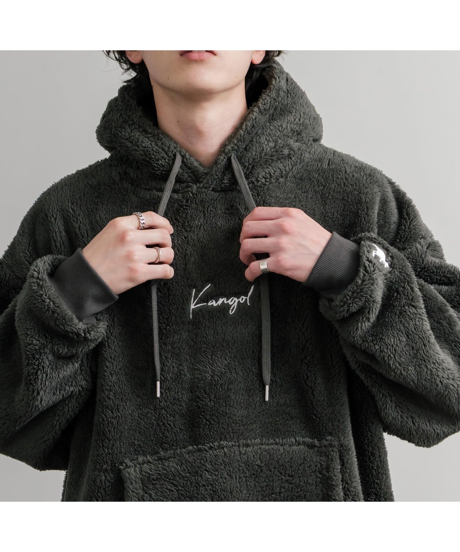 【ロッキーモンロー/Rocky Monroe】のKANGOL ロゴ刺繍シャギーボアフリースプルオーバーパーカー インテリア・キッズ・メンズ・レディースファッション・服の通販 founy(ファニー) 　ファッション　Fashion　レディースファッション　Fashion for Women　トップス・カットソー　Cut & Sew Tops　レディースパーカー・カジュアルフーディー　Casual Hoodies & Sweatshirts　カジュアルプルオーバー・ニットトップス　Pullovers & Knit Tops / Casual Pullovers　インナー　Innerwear　切替　Switching, Contrast Panel　シンプル　Simple, Minimal　スラックス　Slacks, Dress Pants　トレンド　Trend, Trending Now　ドローコード　Drawcord, Drawstring Cord　定番　Standard, Basic Item　人気　Popular, Best Seller　バランス　Balance, Style Balance　プレーン　Plain, Simple　ポケット　Pocket, Pocket Detail　別注　Limited Edition, Custom Order　ミックス　Mix, Mixed Style　メンズ　Men's, Menswear　リラックス　Relax, Relaxed Fit　ワイド　Wide, Wide Fit　ワンポイント　One Point, Statement Accent　再入荷　Restock / Back in Stock　おすすめ　Recommended / Our Picks　エレガント 上品　Elegant　チャコール|ID: prp329100004790657 ipo3291000000034950031