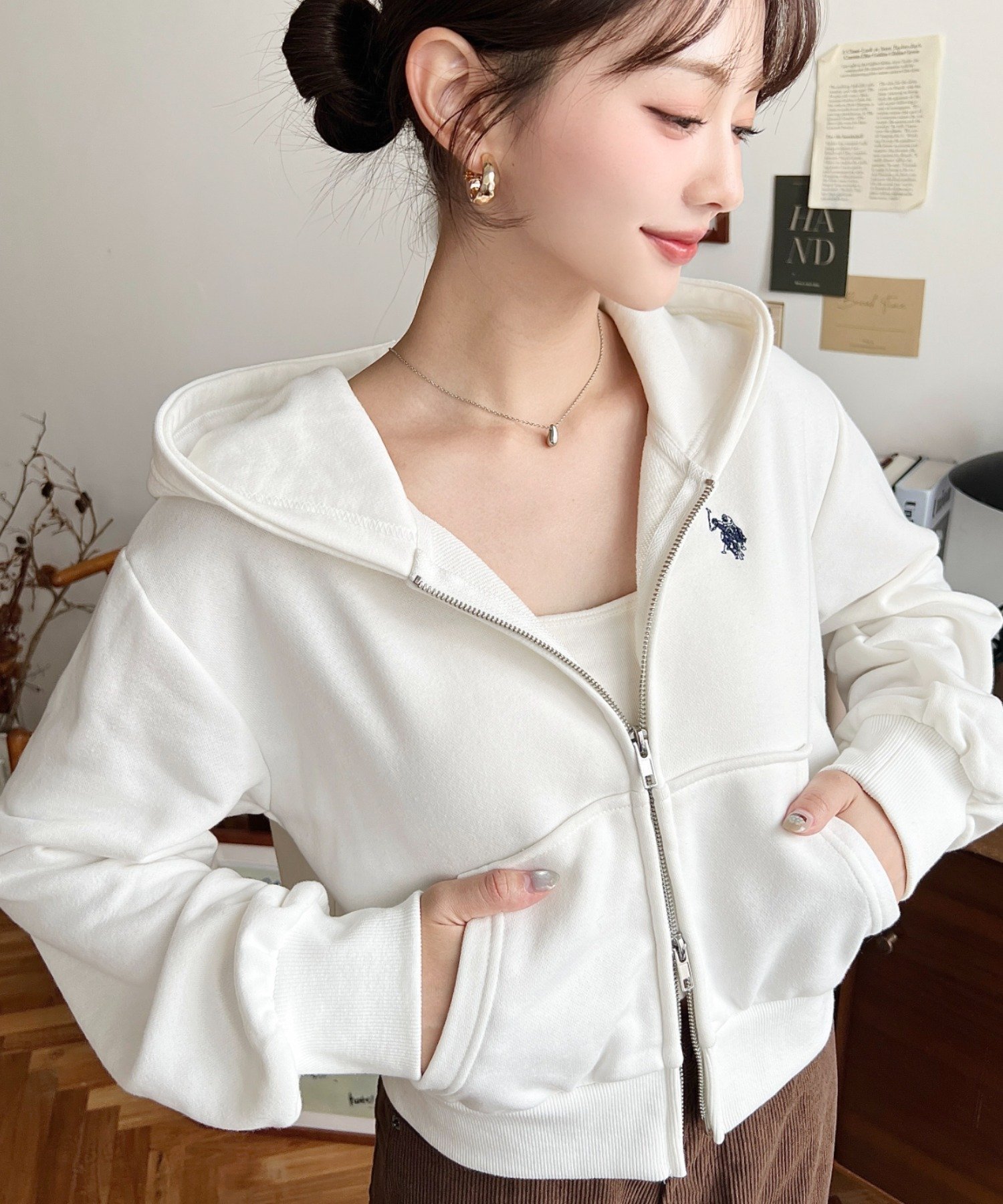 【モーメントプラス/moment+ / MEN】のU.S.POLO ASSN ワンポイント刺繍ダブルジップショートパーカー インテリア・キッズ・メンズ・レディースファッション・服の通販 founy(ファニー) 　ファッション　Fashion　メンズファッション　Fashion for Men　軽量　Lightweight, Ultra Light　ショート　Short, Short Length　シンプル　Simple, Minimal　デニム　Denim, Jeans Material　トレンド　Trend, Trending Now　バランス　Balance, Style Balance　パーカー　Hoodie, Parka　フィット　Fit, Slim Fit　フェミニン　Feminine, Girly　ベーシック　Basic, Essential　ボトム　Bottoms, Lower Wear　別注　Limited Edition, Custom Order　ワイド　Wide, Wide Fit　ワンポイント　One Point, Statement Accent　再入荷　Restock / Back in Stock　プチプライス・低価格　Affordable / Budget Price　アイボリー|ID: prp329100004790694 ipo3291000000034763007