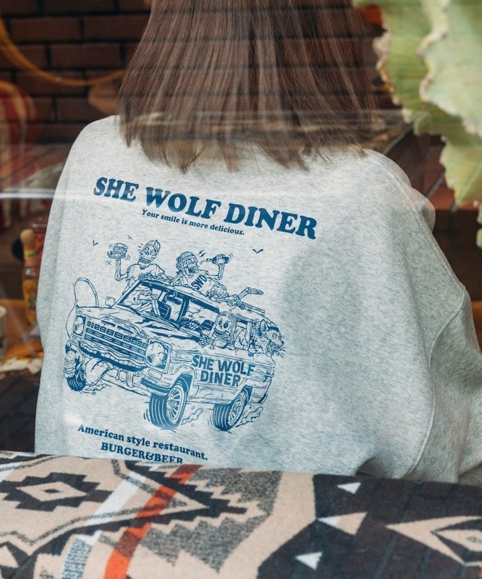 【フリークスストア/FREAK'S STORE】のSHE WOLF DINER×FREAK S STORE 別注 ビッグシルエット バックプリント クルーネックスウェット/CAR 【限定展開】 25AW 人気、トレンドファッション・服の通販 founy(ファニー) 　ファッション　Fashion　レディースファッション　Fashion for Women　トップス・カットソー　Cut & Sew Tops　レディースパーカー・カジュアルフーディー　Casual Hoodies & Sweatshirts　スウェット・クルーネックトップス　Sweatshirts & Crewnecks / Relaxed Fit Sweat Tops　バッグ　Bags　2025年　2025　2025-2026秋冬・A/W　Autumn/Winter 2025–26 AW25–26　冬　Winter / This Winter　おすすめ　Recommended / Our Picks　グラフィック　Graphic, Graphic Design　コラボ　Collaboration, Collab　シンプル　Simple, Minimal　ビッグ　Big, Oversized　プリント　Print, Printed Pattern　ボトム　Bottoms, Lower Wear　ワンポイント　One Point, Statement Accent　人気　Popular, Best Seller　別注　Limited Edition, Custom Order　A/W・秋冬　Autumn/Winter　 other-1|ID: prp329100004790783 ipo3291000000035894390