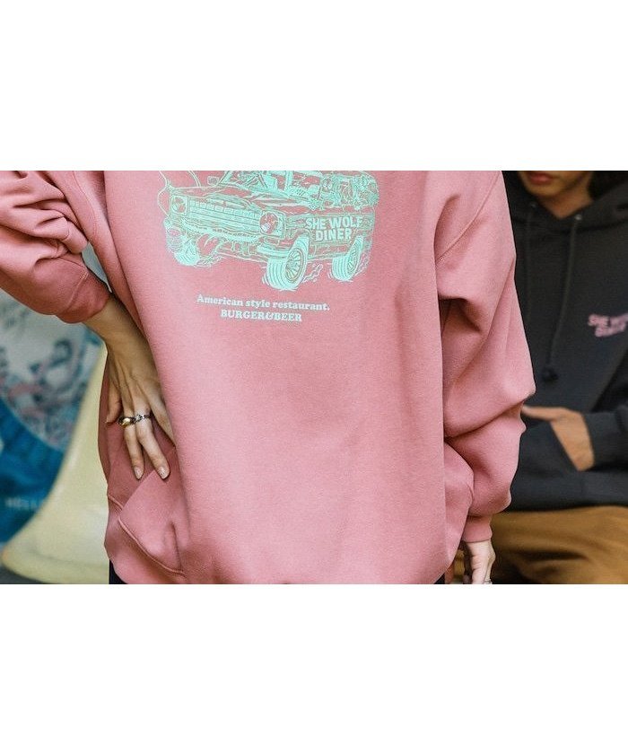 【フリークスストア/FREAK'S STORE】のSHE WOLF DINER×FREAK S STORE 別注 ビッグシルエット バックプリント クルーネックスウェット/CAR 【限定展開】 25AW インテリア・キッズ・メンズ・レディースファッション・服の通販 founy(ファニー) 　ファッション　Fashion　レディースファッション　Fashion for Women　トップス・カットソー　Cut & Sew Tops　レディースパーカー・カジュアルフーディー　Casual Hoodies & Sweatshirts　スウェット・クルーネックトップス　Sweatshirts & Crewnecks / Relaxed Fit Sweat Tops　バッグ　Bags　2025年　2025　2025-2026秋冬・A/W　Autumn/Winter 2025–26 AW25–26　冬　Winter / This Winter　おすすめ　Recommended / Our Picks　グラフィック　Graphic, Graphic Design　コラボ　Collaboration, Collab　シンプル　Simple, Minimal　ビッグ　Big, Oversized　プリント　Print, Printed Pattern　ボトム　Bottoms, Lower Wear　ワンポイント　One Point, Statement Accent　人気　Popular, Best Seller　別注　Limited Edition, Custom Order　A/W・秋冬　Autumn/Winter　ピンク|ID: prp329100004790783 ipo3291000000035894401