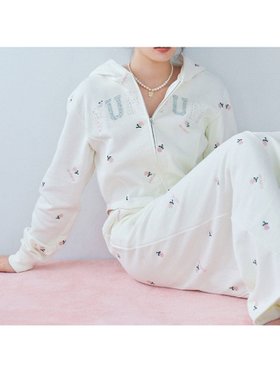 【ファーファー/FURFUR】のフラワー刺繍ジップアップフーディー 人気、トレンドファッション・服の通販 founy(ファニー) ファッション Fashion レディースファッション Fashion for Women コンパクト Compact, Small Size スマート Smart, Elegant フラワー Flower, Floral フロント Front, Front Design |ID:prp329100004791331