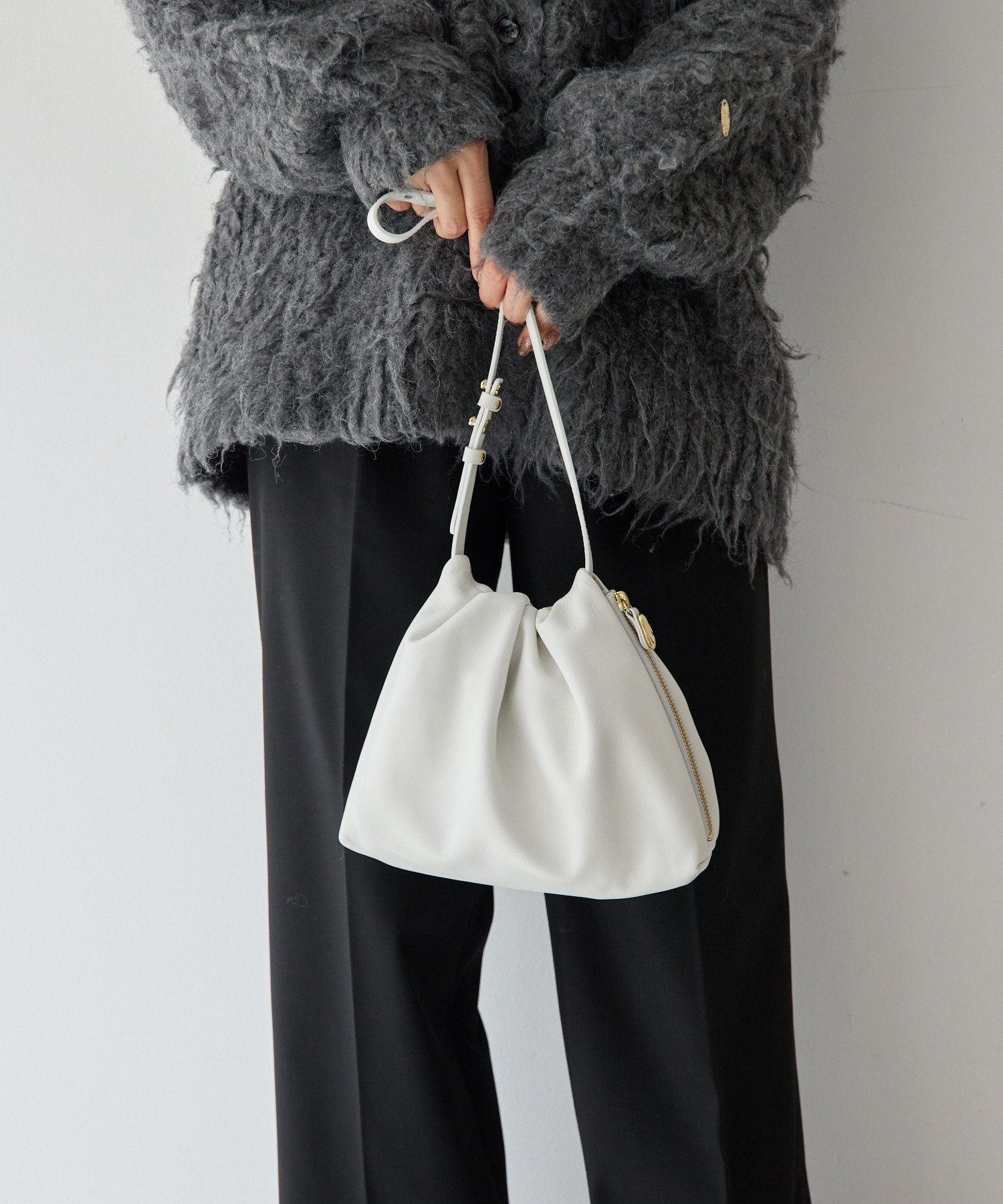 【ジェミール/gemeil】の【累計販売1万本突破】レザーワンハンドルバッグ (CE-1014) インテリア・キッズ・メンズ・レディースファッション・服の通販 founy(ファニー) 　ファッション　Fashion　レディースファッション　Fashion for Women　アクセサリー　Fashion Accessories　ギャザー　Gathered, Ruffled　ショルダー　Shoulder, Shoulder Strap　シンプル　Simple, Minimal　スマート　Smart, Elegant　財布　Wallet, Purse　タオル　Towel, Bath Towel　人気　Popular, Best Seller　ハンカチ　Handkerchief, Hanky　ポケット　Pocket, Pocket Detail　ポーチ　Pouch, Small Case　日本製　Made In Japan　ホワイト|ID: prp329100004792207 ipo3291000000034931946