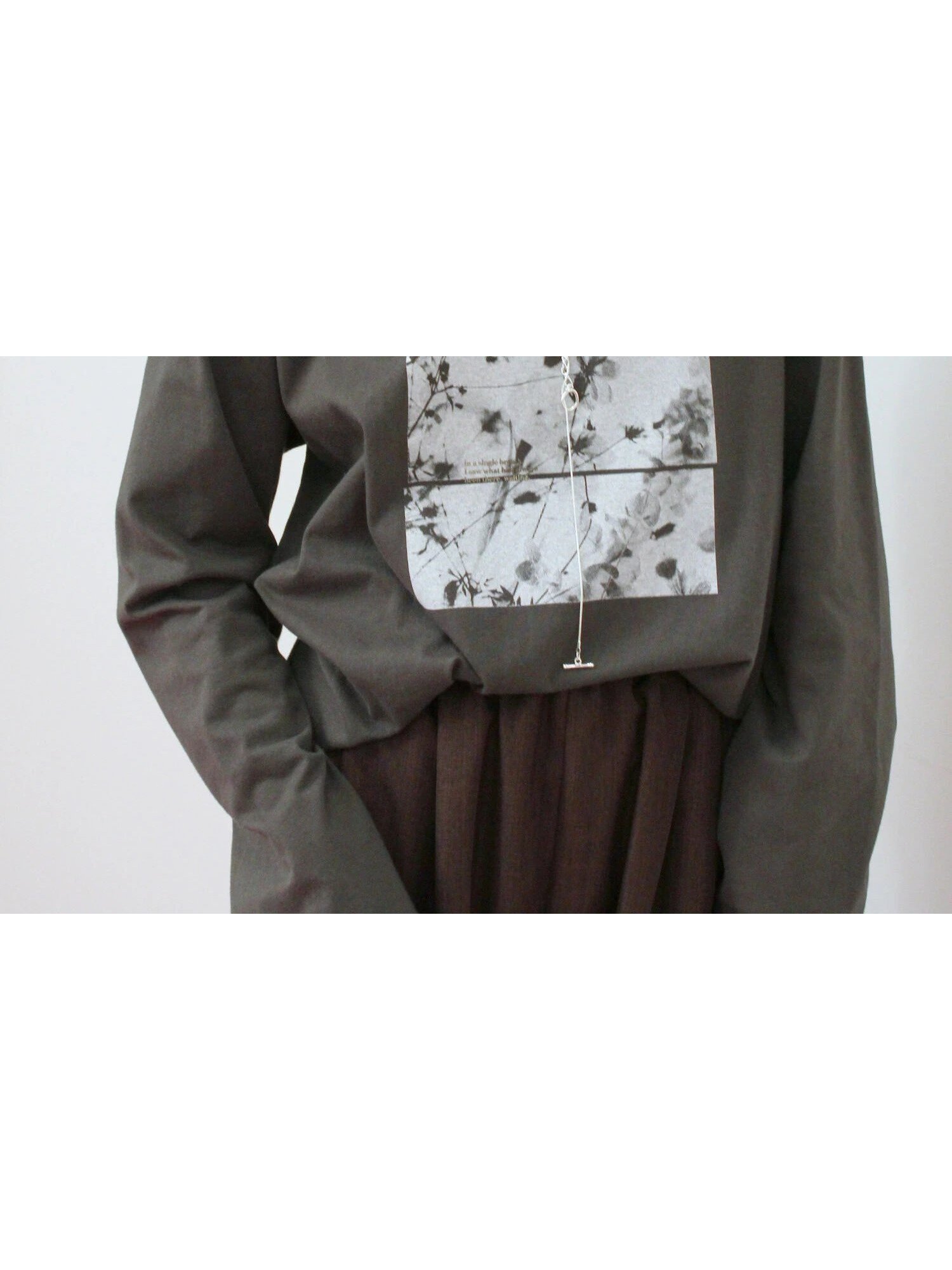 【サマンサモスモス/Samansa Mos2】の箔フォトプリントロンT インテリア・キッズ・メンズ・レディースファッション・服の通販 founy(ファニー) 　ファッション　Fashion　レディースファッション　Fashion for Women　トップス・カットソー　Cut & Sew Tops　ロングTシャツ・Tシャツ　Longline T-Shirts & Tees　トレンド　Trend, Trending Now　プリント　Print, Printed Pattern　ベーシック　Basic, Essential　ロング　Long, Long-Length　ヴィンテージ　Vintage Style　チャコールグレー|ID: prp329100004792223 ipo3291000000034771377