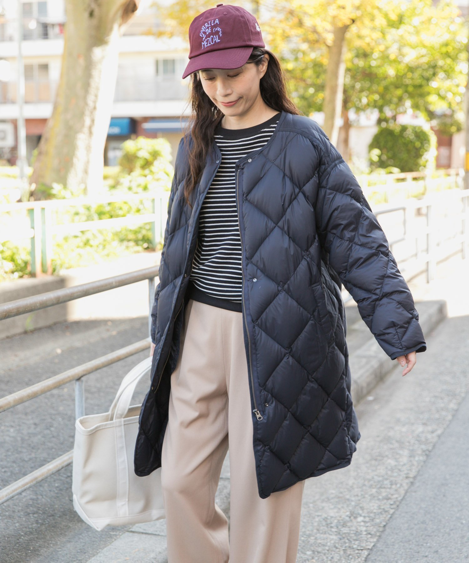 【アーバンリサーチ ドアーズ/URBAN RESEARCH DOORS】のライトダウンキルトロングコート インテリア・キッズ・メンズ・レディースファッション・服の通販 founy(ファニー) ファッション Fashion レディースファッション Fashion for Women アウター Coat / Outerwear Collection コート・ロングコート・ピーコート Long Coats, Peacoats & More 2025年 2025 2025-2026秋冬・A/W Autumn/Winter 2025–26 AW25–26 冬 Winter / This Winter キルティング Quilted, Quilting ショルダー Shoulder, Shoulder Strap シンプル Simple, Minimal ジップ Zip, Zipper タートルネック Turtleneck, High Neck ダウン Down, Puffer ダブル Double, Double-Breasted ドロップ Drop Shoulder, Dropped Style フロント Front, Front Design マフラー Scarf, Muffler ロング Long, Long-Length エレガント 上品 Elegant A/W・秋冬 Autumn/Winter NAVY|ID: prp329100004792261 ipo3291000000034771650