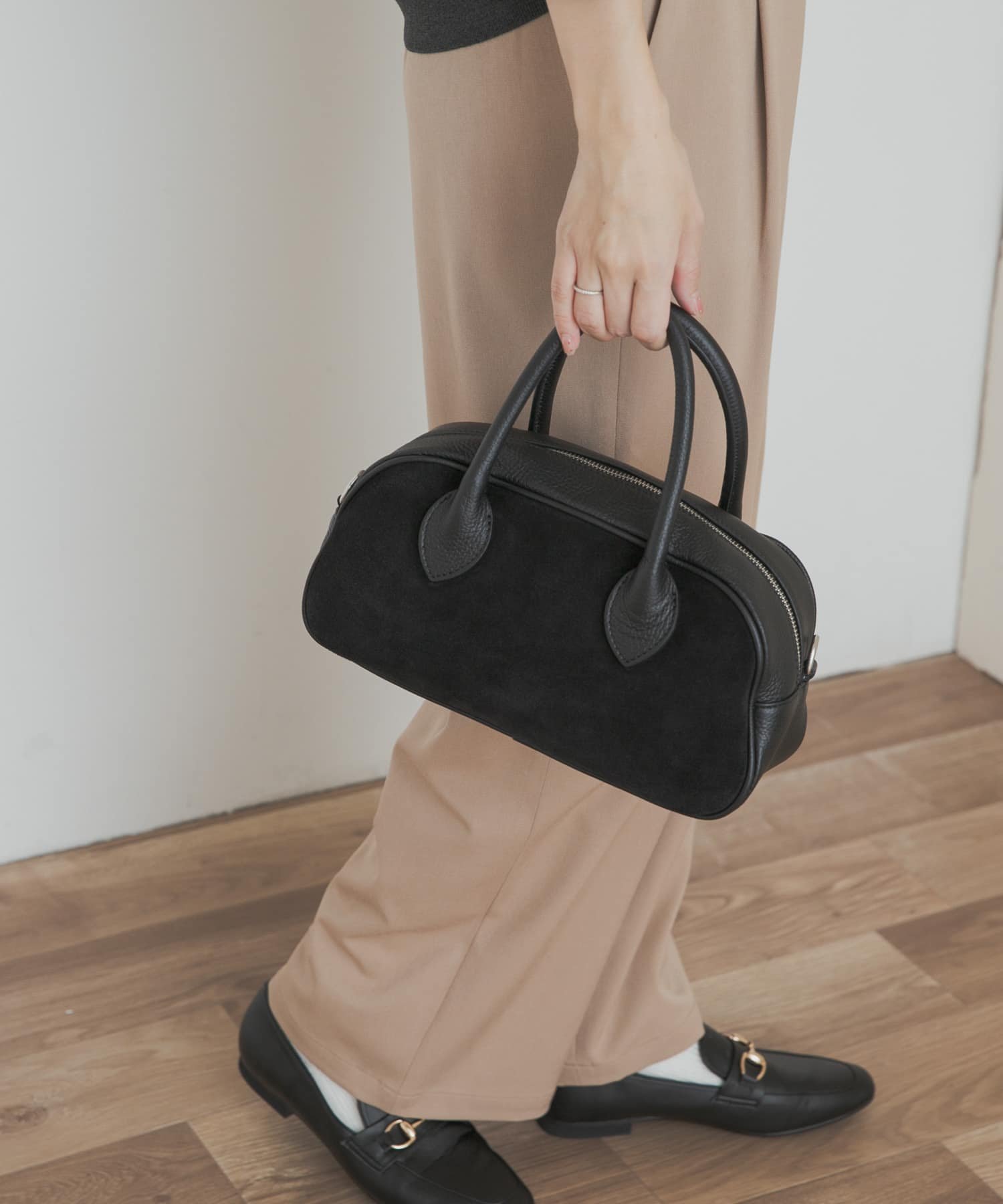 【アーバンリサーチ ドアーズ/URBAN RESEARCH DOORS】のMARCO BIANCHINI スウェードレザーラウンドバッグ インテリア・キッズ・メンズ・レディースファッション・服の通販 founy(ファニー) ファッション Fashion レディースファッション Fashion for Women バッグ Bags 2025年 2025 2025-2026秋冬・A/W Autumn/Winter 2025–26 AW25–26 冬 Winter / This Winter イタリア Italy クラシカル Classical, Vintage-Inspired コンパクト Compact, Small Size コンビ Combo, Combination Style フェミニン Feminine, Girly フォルム Silhouette, Form ボストンバッグ Boston Bag, Retro Bag リアル Real, Realistic エレガント 上品 Elegant 人気 Popular, Best Seller A/W・秋冬 Autumn/Winter NERO|ID: prp329100004792265 ipo3291000000034771696