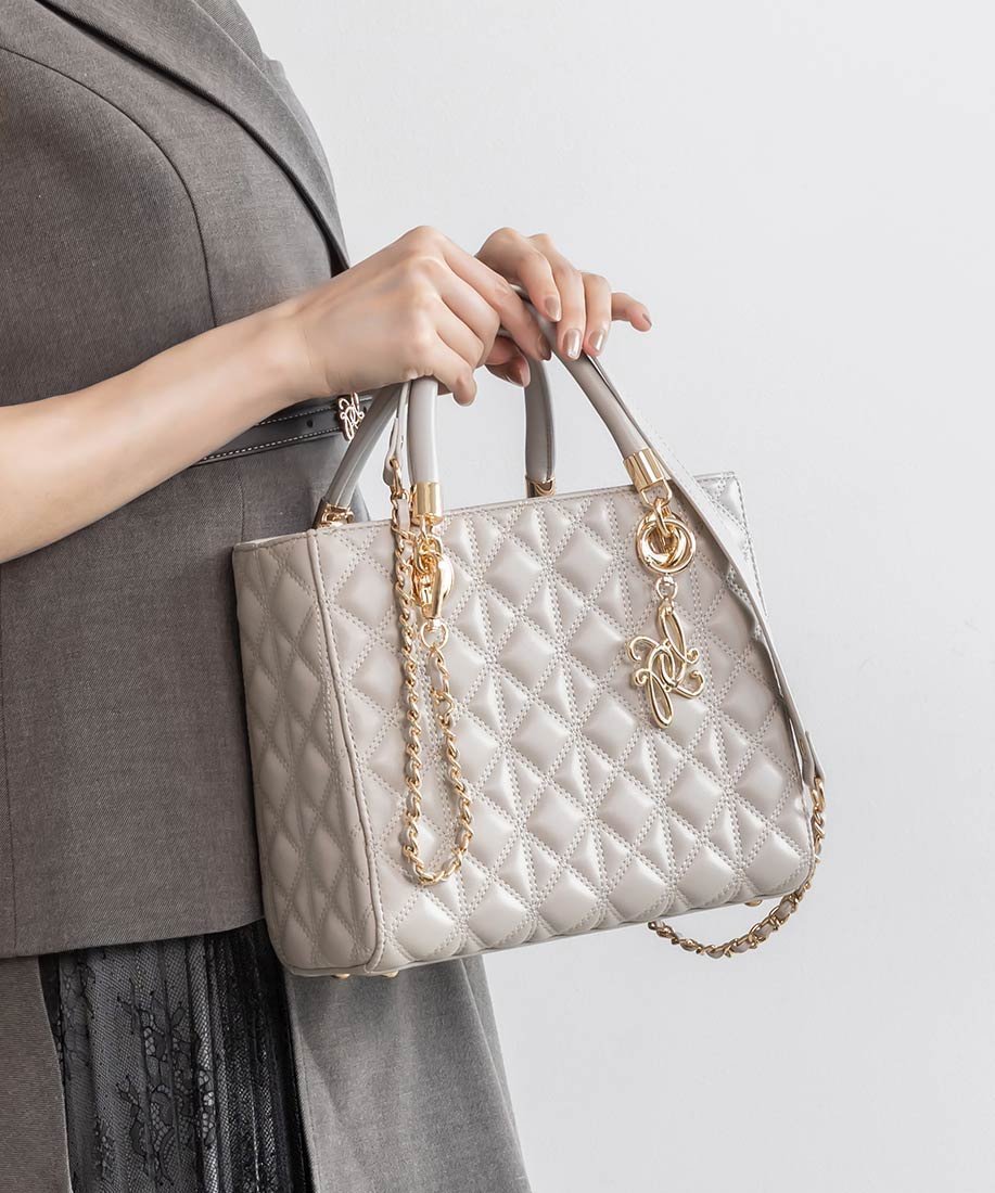 【ランダ/RANDA】の2WAYキルティングミディバッグ インテリア・キッズ・メンズ・レディースファッション・服の通販 founy(ファニー) 　ファッション　Fashion　レディースファッション　Fashion for Women　バッグ　Bags　キルティング　Quilted, Quilting　ショルダー　Shoulder, Shoulder Strap　スクエア　Square, Square Shape　チャーム　Charm, Pendant　ハンカチ　Handkerchief, Hanky　フェミニン　Feminine, Girly　フォルム　Silhouette, Form　ポケット　Pocket, Pocket Detail　ポーチ　Pouch, Small Case　リップ　Lip, Lip Motif　手帳　Planner, Notebook　財布　Wallet, Purse　L.GRAY|ID: prp329100004792305 ipo3291000000034973732