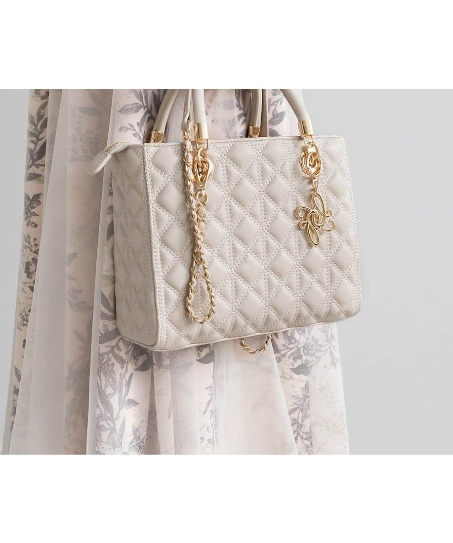 【ランダ/RANDA】の2WAYキルティングミディバッグ インテリア・キッズ・メンズ・レディースファッション・服の通販 founy(ファニー) 　ファッション　Fashion　レディースファッション　Fashion for Women　バッグ　Bags　キルティング　Quilted, Quilting　ショルダー　Shoulder, Shoulder Strap　スクエア　Square, Square Shape　チャーム　Charm, Pendant　ハンカチ　Handkerchief, Hanky　フェミニン　Feminine, Girly　フォルム　Silhouette, Form　ポケット　Pocket, Pocket Detail　ポーチ　Pouch, Small Case　リップ　Lip, Lip Motif　手帳　Planner, Notebook　財布　Wallet, Purse　IVORY|ID: prp329100004792305 ipo3291000000034973734