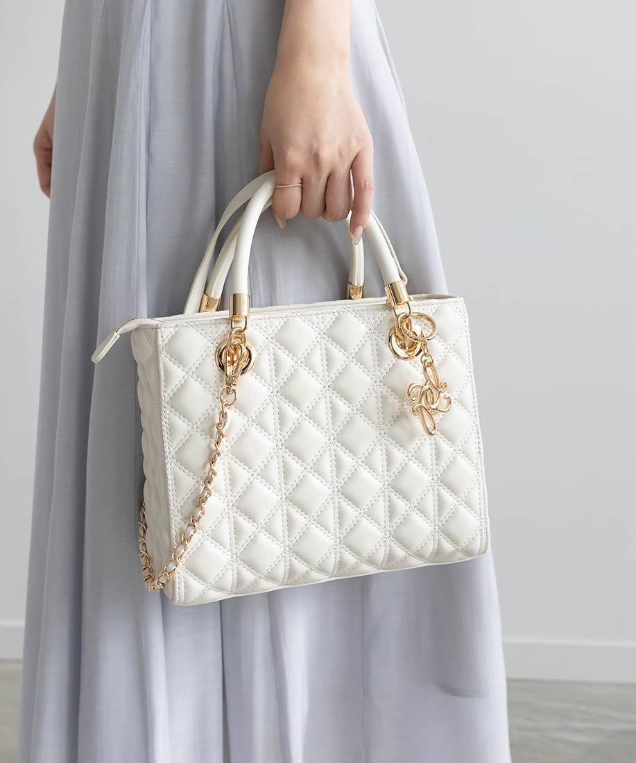 【ランダ/RANDA】の2WAYキルティングミディバッグ インテリア・キッズ・メンズ・レディースファッション・服の通販 founy(ファニー) 　ファッション　Fashion　レディースファッション　Fashion for Women　バッグ　Bags　キルティング　Quilted, Quilting　ショルダー　Shoulder, Shoulder Strap　スクエア　Square, Square Shape　チャーム　Charm, Pendant　ハンカチ　Handkerchief, Hanky　フェミニン　Feminine, Girly　フォルム　Silhouette, Form　ポケット　Pocket, Pocket Detail　ポーチ　Pouch, Small Case　リップ　Lip, Lip Motif　手帳　Planner, Notebook　財布　Wallet, Purse　WHITE|ID: prp329100004792305 ipo3291000000034973737