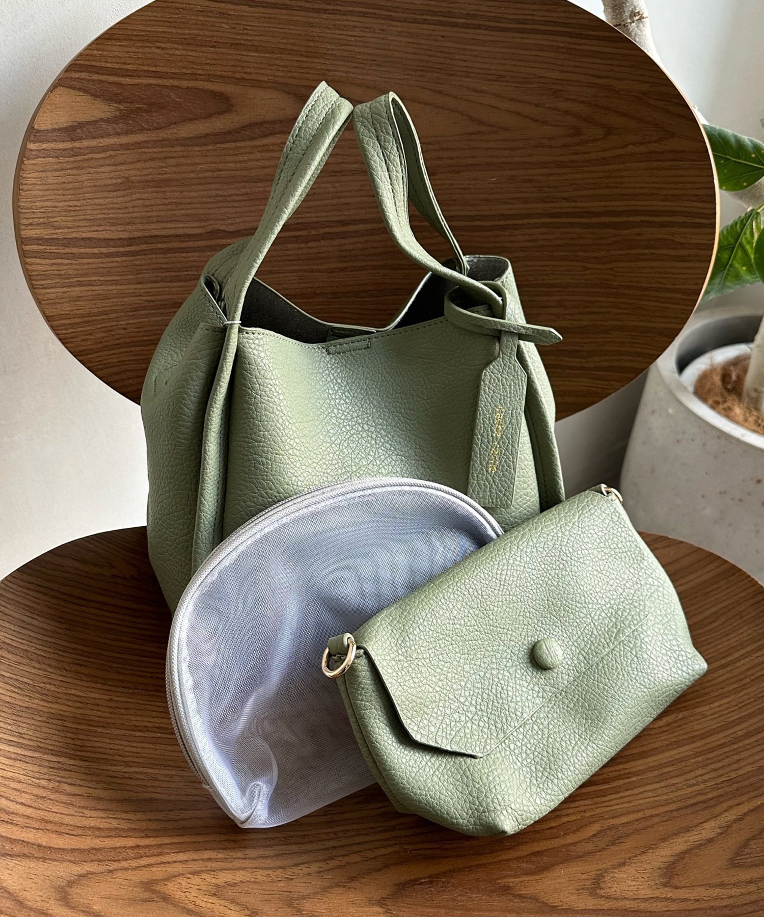 【ドゥドゥ/DouDou】の【ベストセラーアイテム】ミニショルダー付ソフトレザー調ミニバッグ インテリア・キッズ・メンズ・レディースファッション・服の通販 founy(ファニー) 　ファッション　Fashion　レディースファッション　Fashion for Women　アウター　Coat / Outerwear Collection　トップス・カットソー　Cut & Sew Tops　ベスト&ジレ / 重ね着スタイル　Vests & Gilets　バッグ　Bags　ショルダー　Shoulder, Shoulder Strap　シンプル　Simple, Minimal　スマート　Smart, Elegant　フィット　Fit, Slim Fit　リアル　Real, Realistic　A/W・秋冬　Autumn/Winter　冬　Winter / This Winter　再入荷　Restock / Back in Stock　2024年　2024　2024-2025秋冬・A/W　Autumn/Winter 2024–25 AW24–25　グリーン|ID: prp329100004792323 ipo3291000000035164428