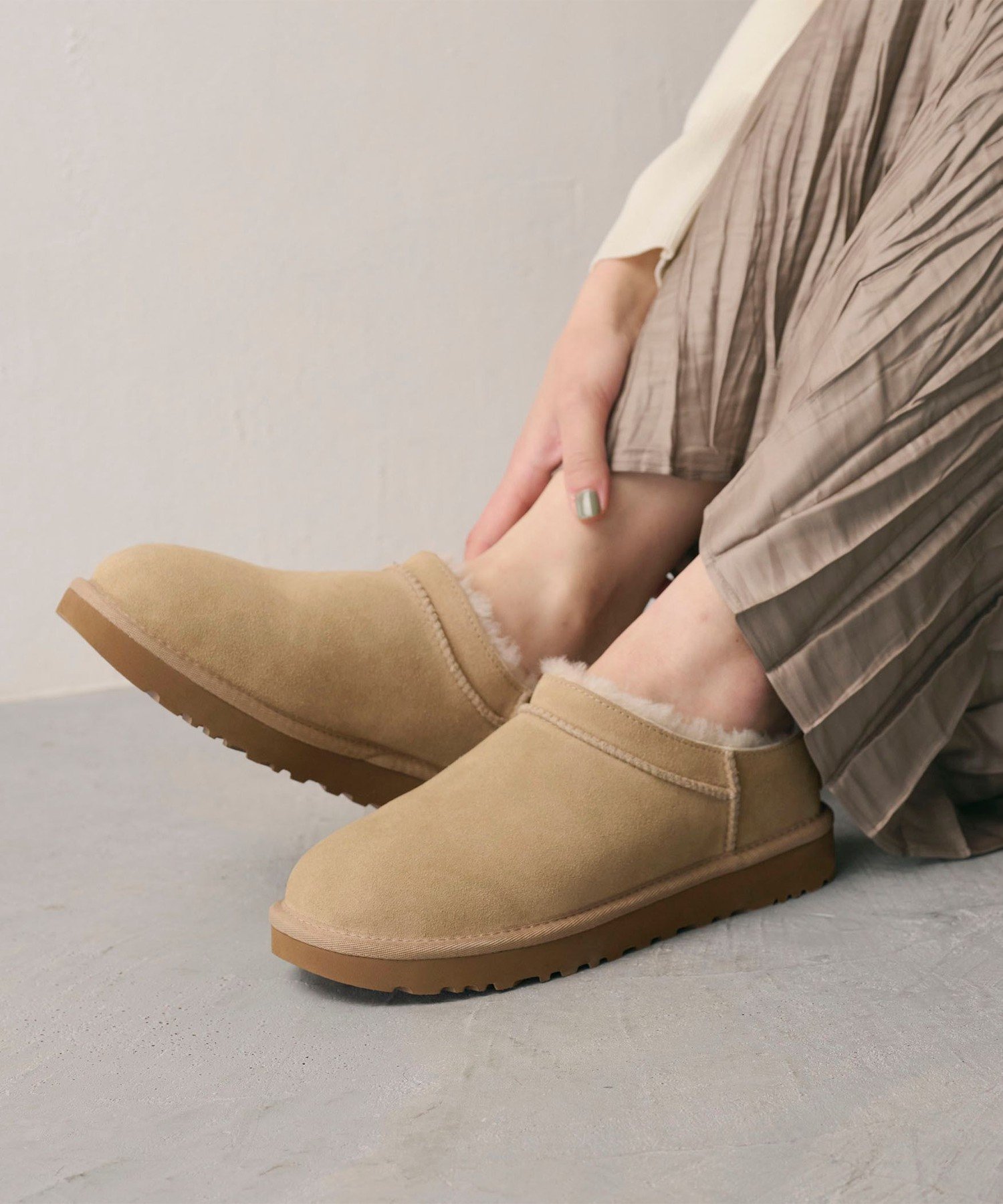 【ビューティ&ユース ユナイテッドアローズ/BEAUTY&YOUTH / UNITED ARROWS】の【国内EXCLUSIVE】 UGG クラシック マイクロ ショートブーツ/スリッポン インテリア・キッズ・メンズ・レディースファッション・服の通販 founy(ファニー) ファッション Fashion レディースファッション Fashion for Women インソール Shoe Insole カリフォルニア California, Cali Style クラシック Classic, Timeless Style ショート Short, Short Length スリッパ Slippers, Room Shoes スリッポン Slip-On, Loafer ソックス Socks, Hosiery 人気 Popular, Best Seller フォルム Silhouette, Form フレア Flare, Flared ライニング Inner Lining, Inner Fabric, Lined ラグジュアリー Luxury, Elegant リラックス Relax, Relaxed Fit ワイド Wide, Wide Fit A/W・秋冬 Autumn/Winter おすすめ Recommended / Our Picks NATURAL|ID: prp329100004792344 ipo3291000000034772285