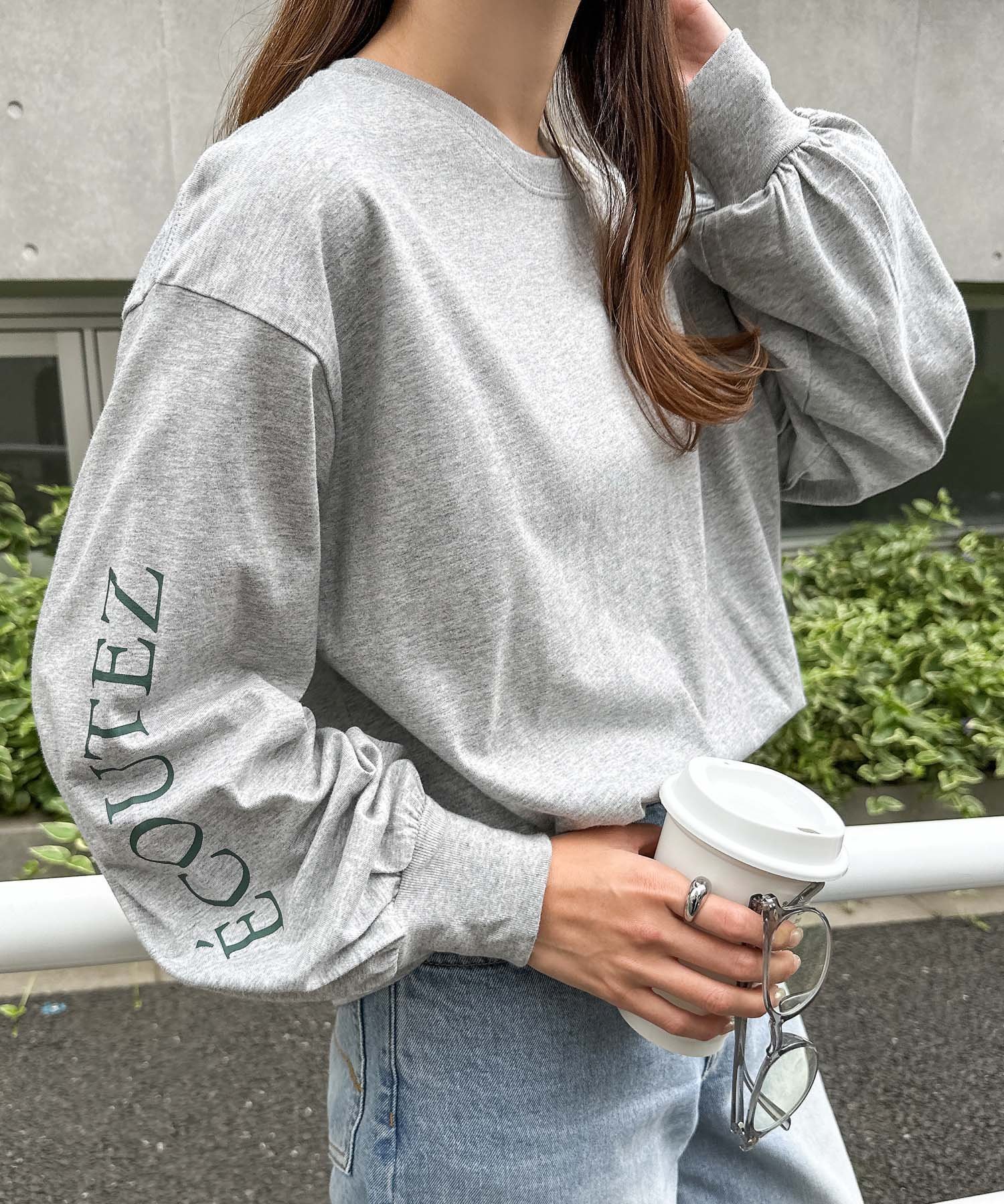 【アンドミー/andme】のコットン ロゴプリント ボリューム袖 Tシャツ インテリア・キッズ・メンズ・レディースファッション・服の通販 founy(ファニー) ファッション Fashion レディースファッション Fashion for Women トップス・カットソー Cut & Sew Tops シャツ・ブラウス・オフィスカジュアル Elegant Blouses & Button-Ups ロングTシャツ・Tシャツ Longline T-Shirts & Tees カットソー Cut and Sewn Top サロペ Salopette, Salopette Dress 人気 Popular, Best Seller プリント Print, Printed Pattern おすすめ Recommended / Our Picks グレー|ID: prp329100004792527 ipo3291000000034773633