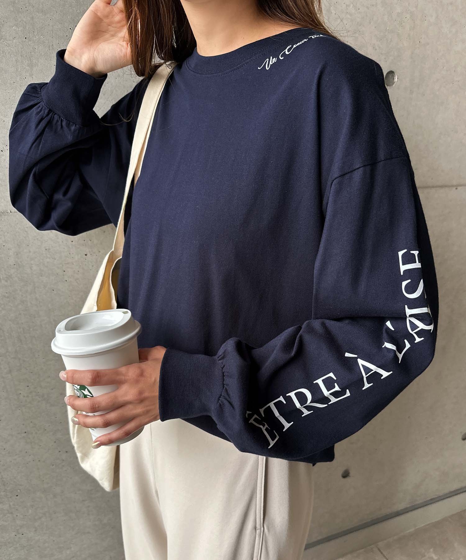 【アンドミー/andme】のコットン ロゴプリント ボリューム袖 Tシャツ インテリア・キッズ・メンズ・レディースファッション・服の通販 founy(ファニー) ファッション Fashion レディースファッション Fashion for Women トップス・カットソー Cut & Sew Tops シャツ・ブラウス・オフィスカジュアル Elegant Blouses & Button-Ups ロングTシャツ・Tシャツ Longline T-Shirts & Tees カットソー Cut and Sewn Top サロペ Salopette, Salopette Dress 人気 Popular, Best Seller プリント Print, Printed Pattern おすすめ Recommended / Our Picks ネイビー|ID: prp329100004792527 ipo3291000000034773635