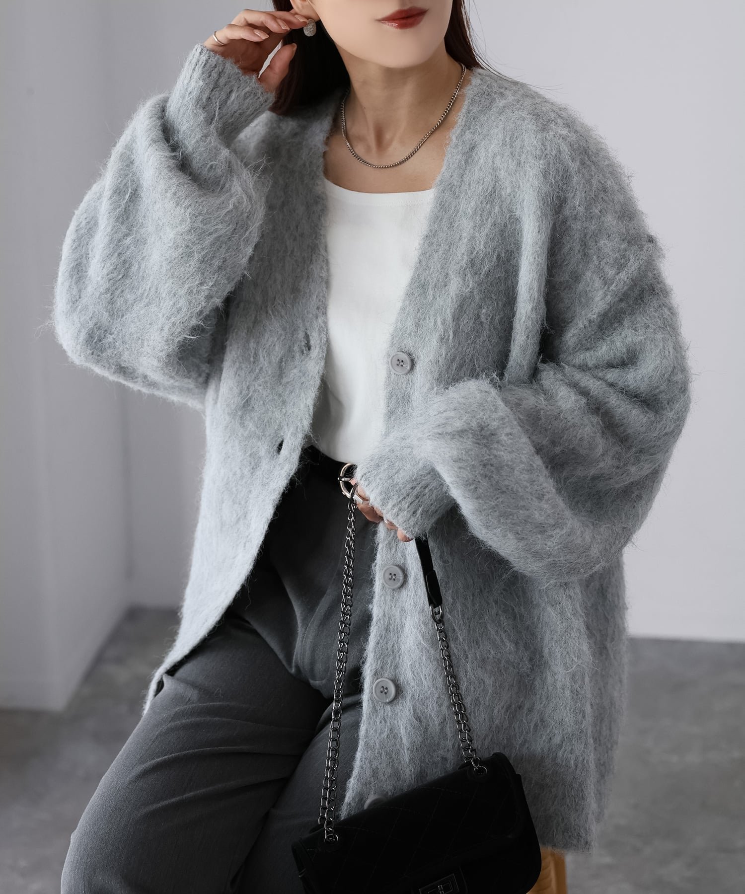 【リベリー/Riberry】のシャギーVネックニットカーディガン インテリア・キッズ・メンズ・レディースファッション・服の通販 founy(ファニー) ファッション Fashion レディースファッション Fashion for Women トップス・カットソー Cut & Sew Tops ニット Knit Tops & Sweaters カーディガン・羽織り Layered Style Cardigans Vネックトップス V-Neck Tops / V-Cut Neckline Shirts インナー Innerwear オケージョン Occasion Wear 春 Spring 秋 Autumn カーディガン Cardigan, Knitwear キャミワンピース Cami Dress, Slip Dress シンプル Simple, Minimal スリーブ Sleeve, Long Sleeve / Short Sleeve デニム Denim, Jeans Material 人気 Popular, Best Seller フェミニン Feminine, Girly フレア Flare, Flared ベーシック Basic, Essential 冬 Winter / This Winter 再入荷 Restock / Back in Stock おすすめ Recommended / Our Picks グレー|ID: prp329100004792563 ipo3291000000034773942