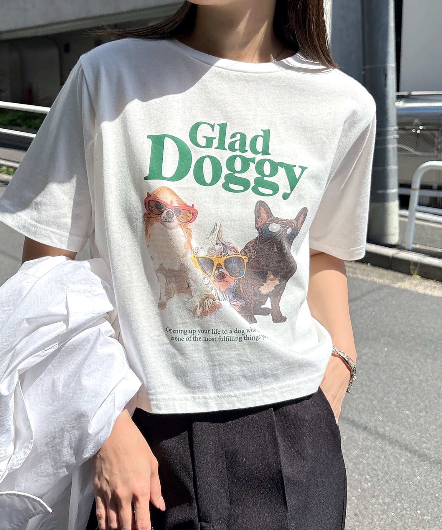 【アンドミー/andme】のドッグ ロゴ プリント 半袖 Tシャツ Freesia フリージア インテリア・キッズ・メンズ・レディースファッション・服の通販 founy(ファニー) ファッション Fashion レディースファッション Fashion for Women トップス・カットソー Cut & Sew Tops シャツ・ブラウス・オフィスカジュアル Elegant Blouses & Button-Ups ロングTシャツ・Tシャツ Longline T-Shirts & Tees おすすめ Recommended / Our Picks コンパクト Compact, Small Size シンプル Simple, Minimal デニム Denim, Jeans Material プリント Print, Printed Pattern 半袖 Short Sleeve, Half Sleeve オフホワイト|ID: prp329100004792580 ipo3291000000034774039